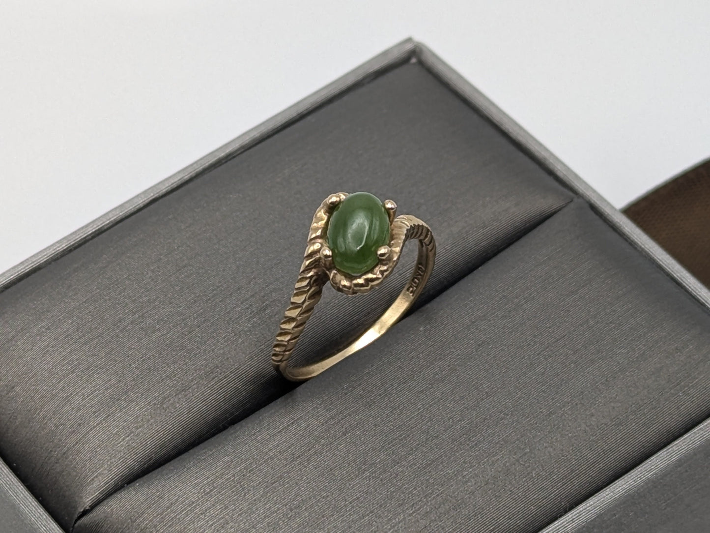 Vintage 10k Yellow Gold Genuine Oval Jade Dainty Ring.Dinner Ring. Statement Ring