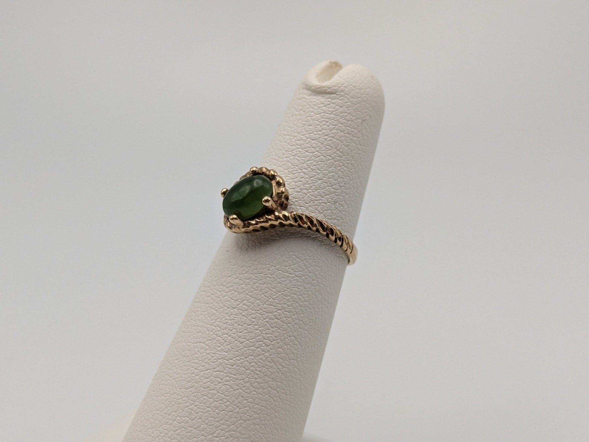 Vintage 10k Yellow Gold Genuine Oval Jade Dainty Ring.Dinner Ring. Statement Ring