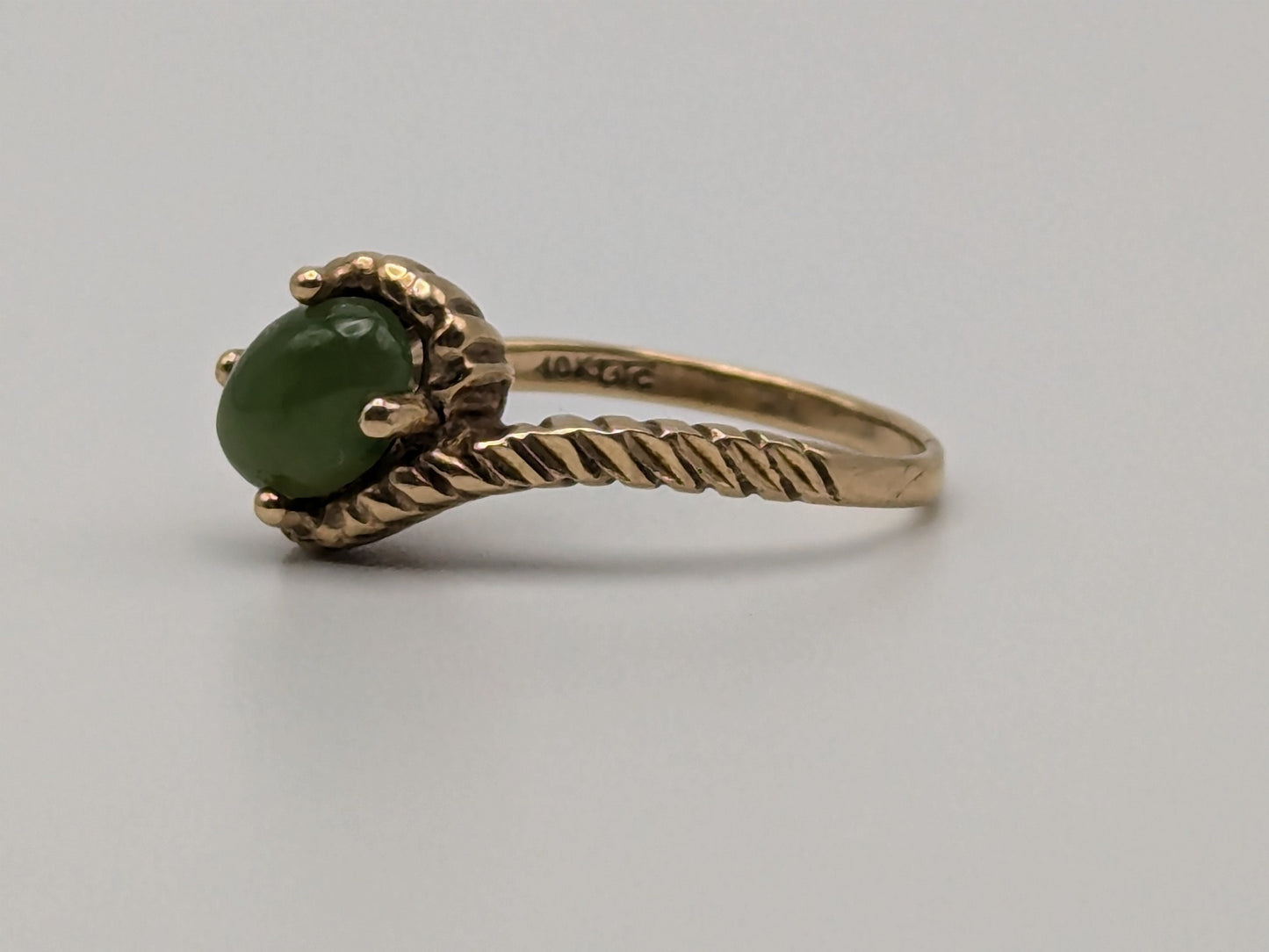 Vintage 10k Yellow Gold Genuine Oval Jade Dainty Ring.Dinner Ring. Statement Ring