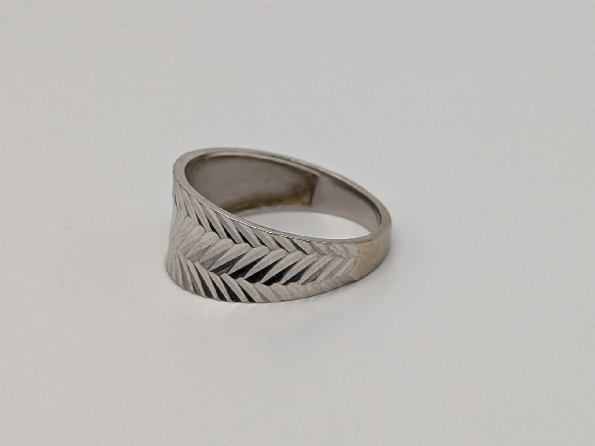 White Gold 10k Diamond Cut ZigZag Flat Tapered Band 9mm Textured Wedding Cigar Ring