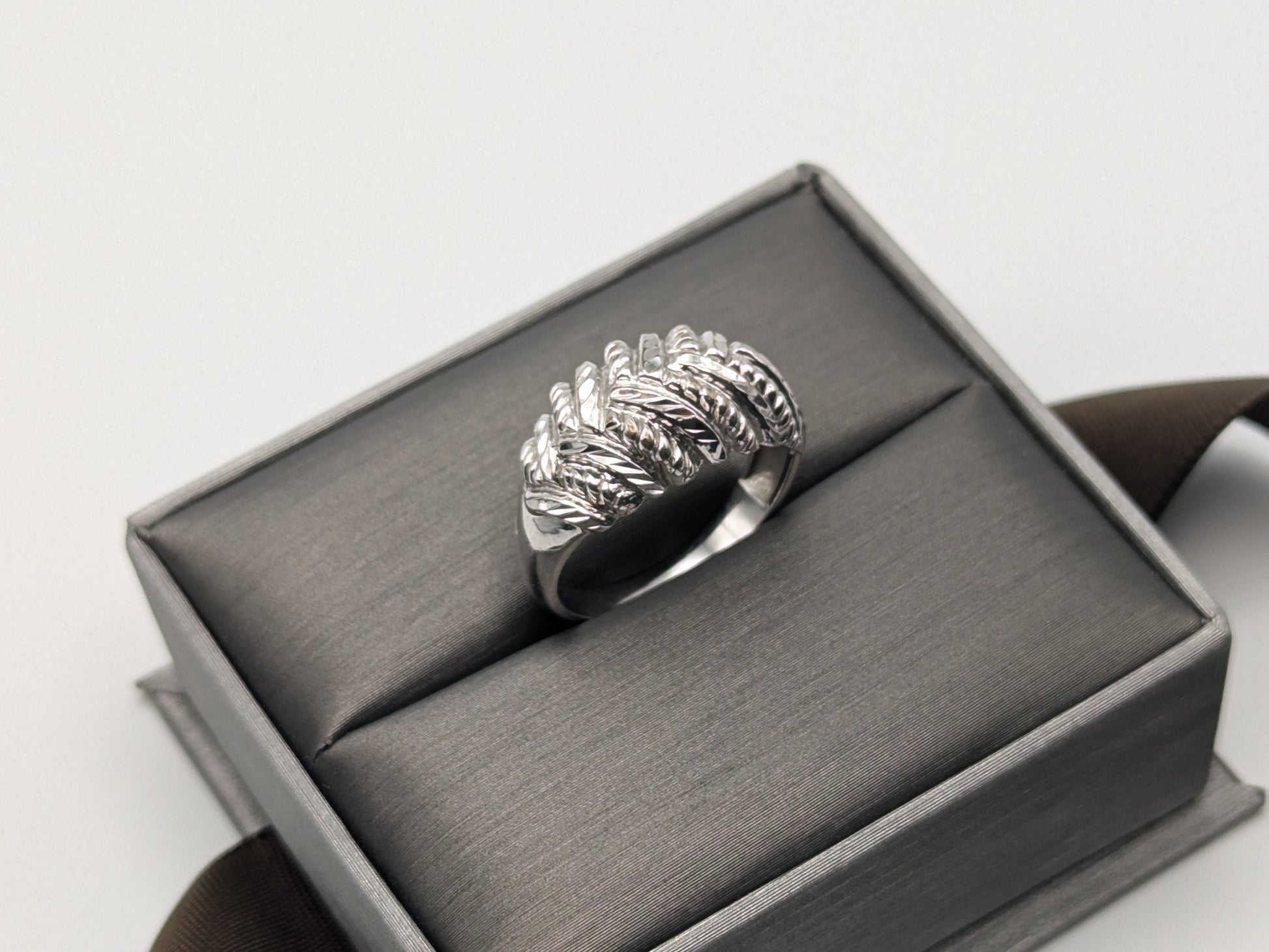 White Gold 10k Vintage Twisted Dome 12mm Design Wedding Ring Band.