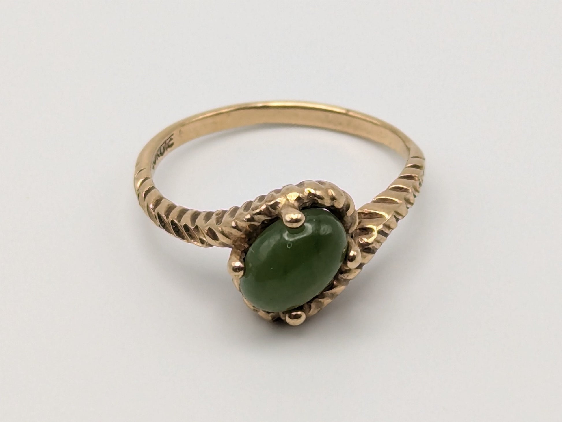 Vintage 10k Yellow Gold Genuine Oval Jade Dainty Ring.Dinner Ring. Statement Ring