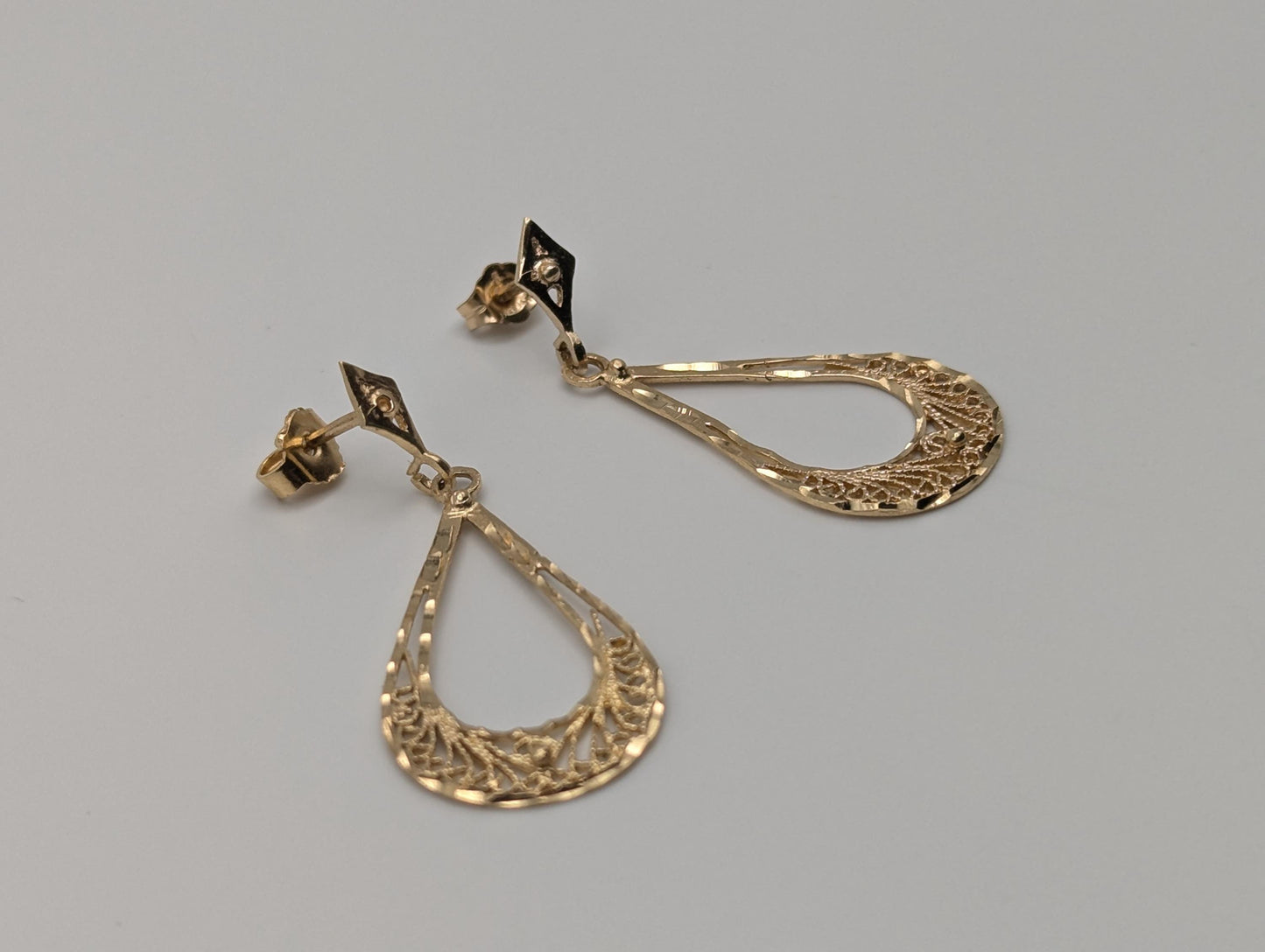 Large 14k Yellow Gold Drop Dangel Tear Shaped Filigree Earrings.