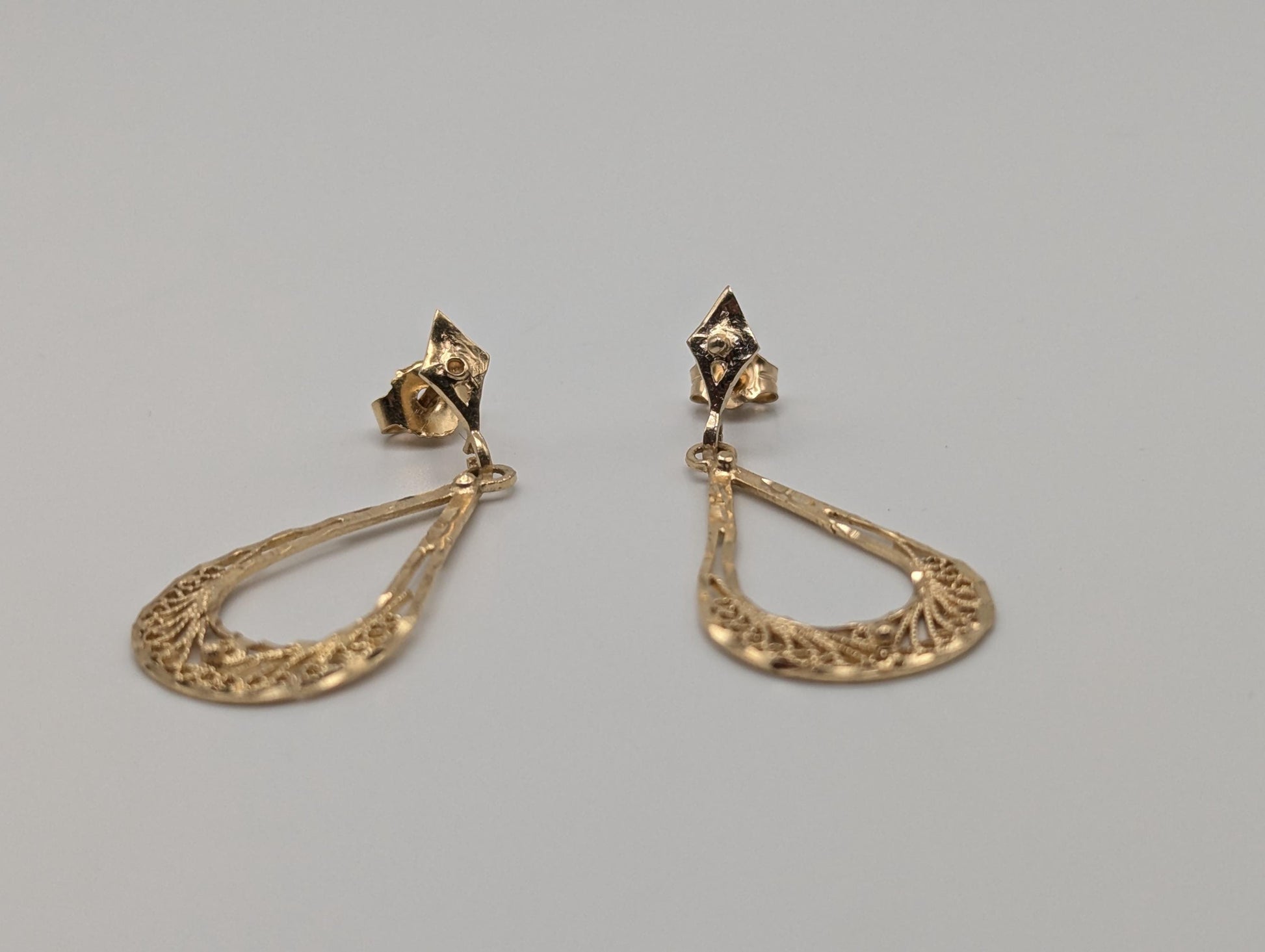 Large 14k Yellow Gold Drop Dangel Tear Shaped Filigree Earrings.