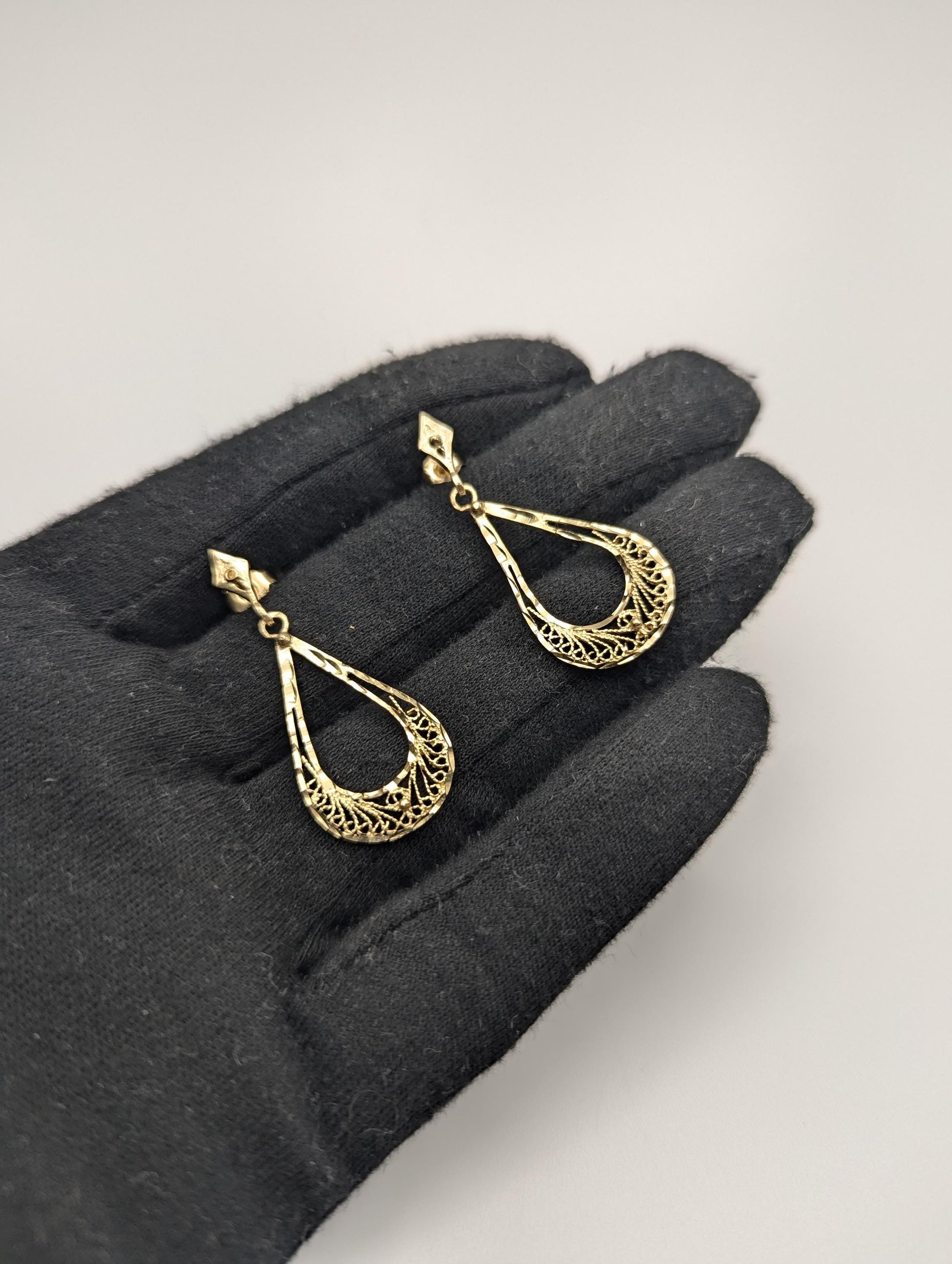 Large 14k Yellow Gold Drop Dangel Tear Shaped Filigree Earrings.