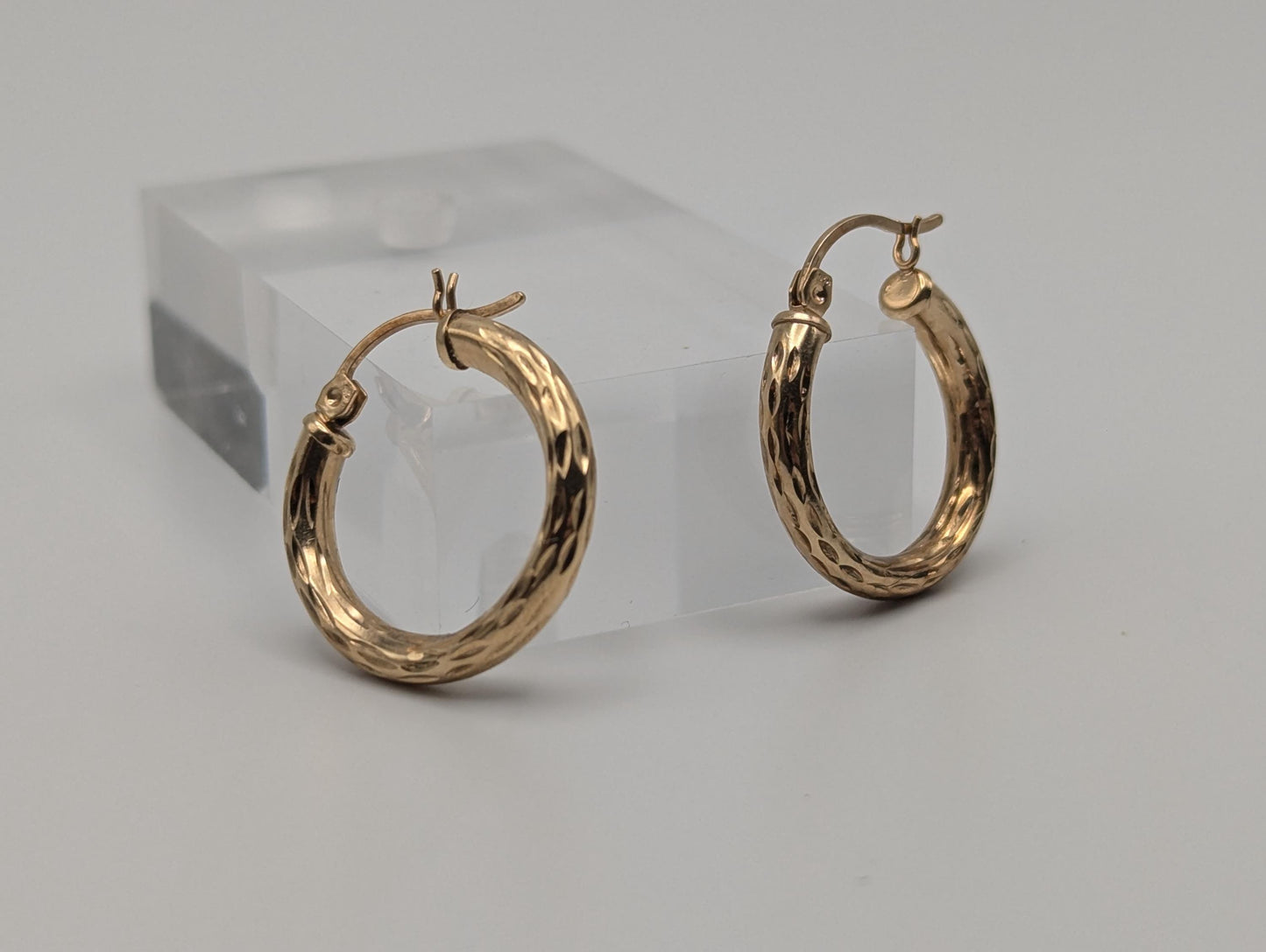 10k Yellow Gold Classic Medium Hoop Textured Round Earrings Dainty Gold Hoops Hinged