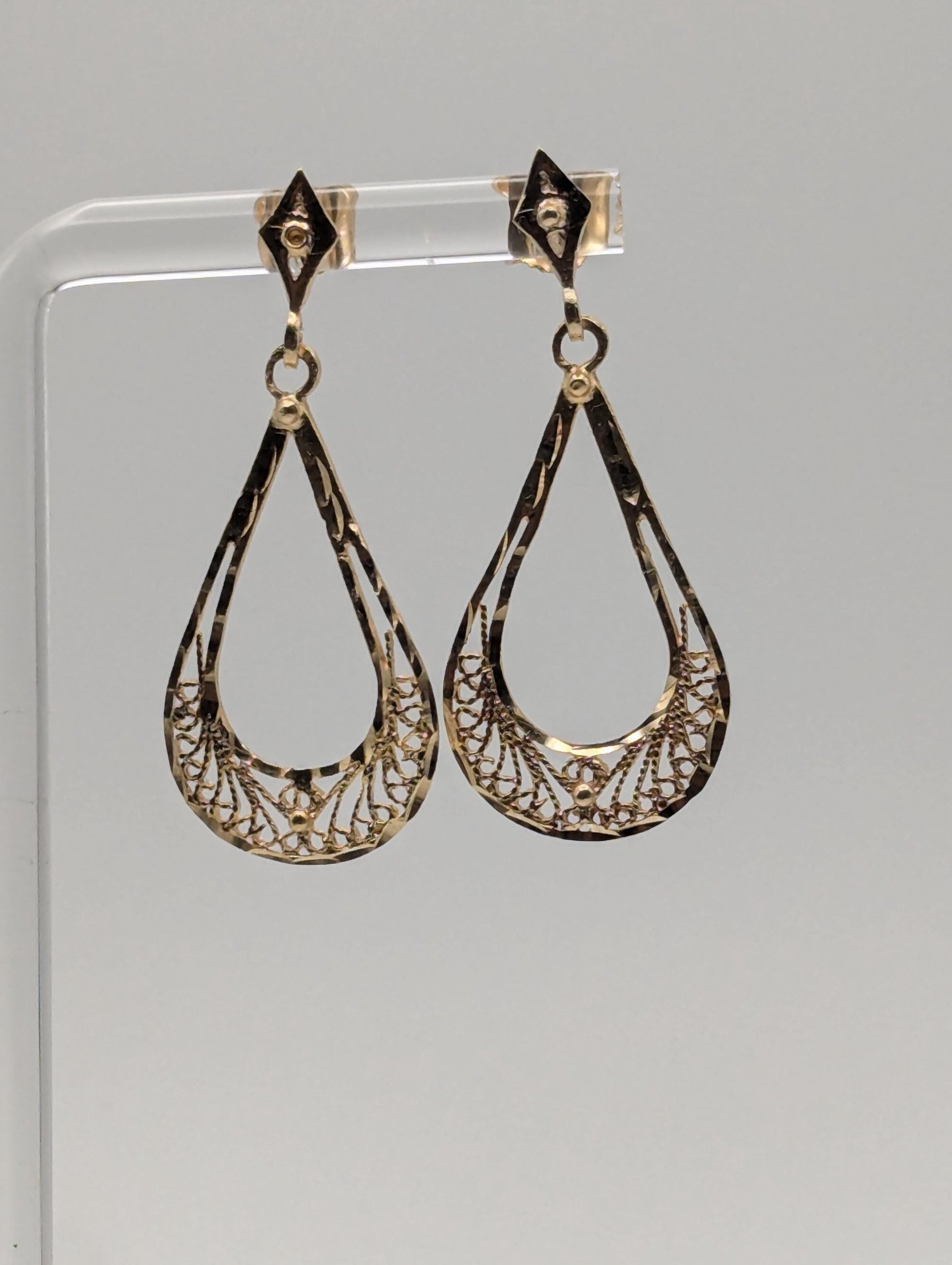 Large 14k Yellow Gold Drop Dangel Tear Shaped Filigree Earrings.