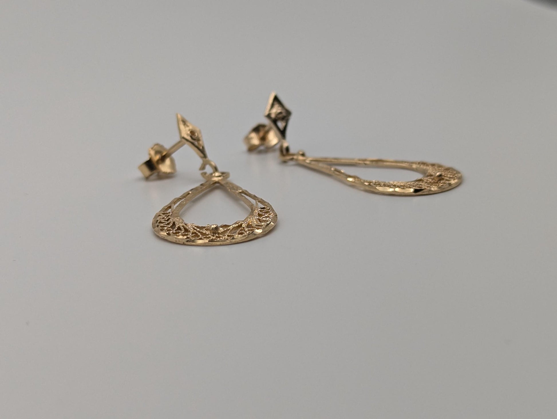 Large 14k Yellow Gold Drop Dangel Tear Shaped Filigree Earrings.