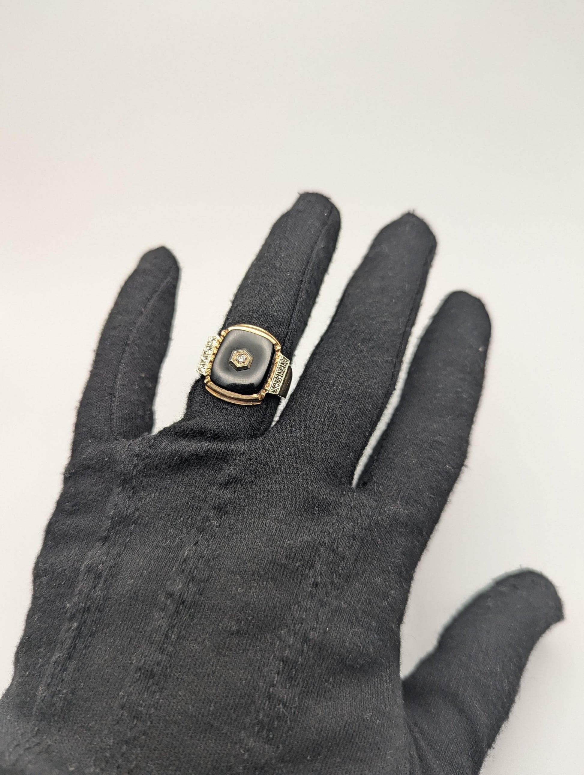 Vintage Solid Gold 7.3gr 10k Black Onyx Diamond Ring Signet Wedding Ring HEAVY!