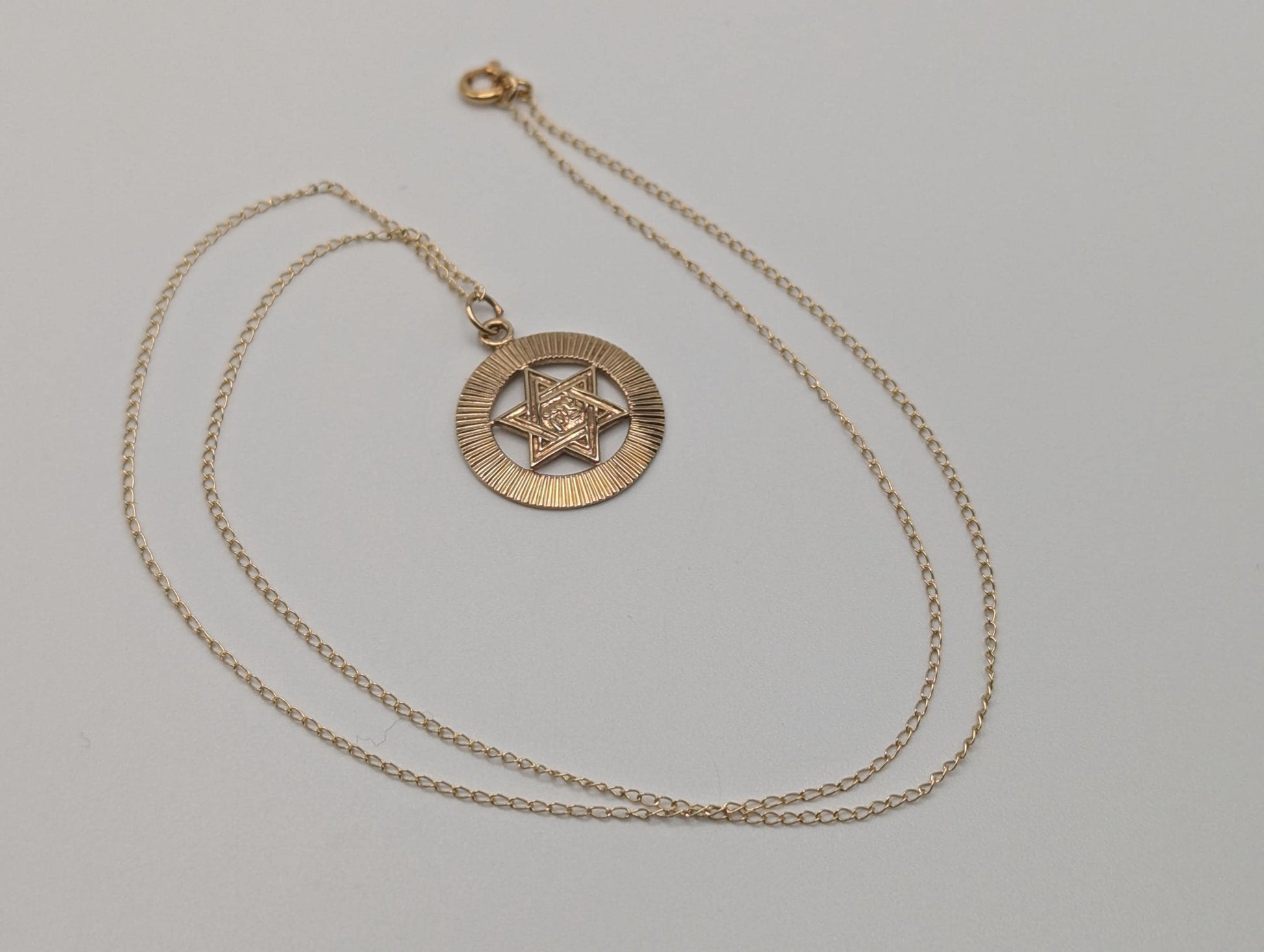 Israel 14K Yellow Gold Star of David w/Gold Chain Necklace Circle Pendant