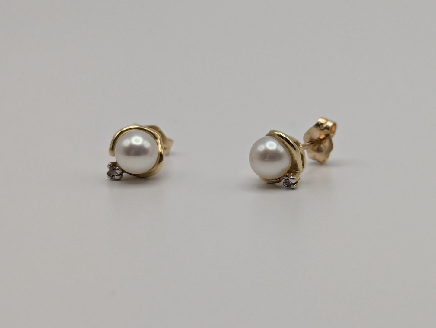 10k Yellow Gold Pearl Diamond Stud Earrings. White Pearl Diamond Studs 5.0 mm.