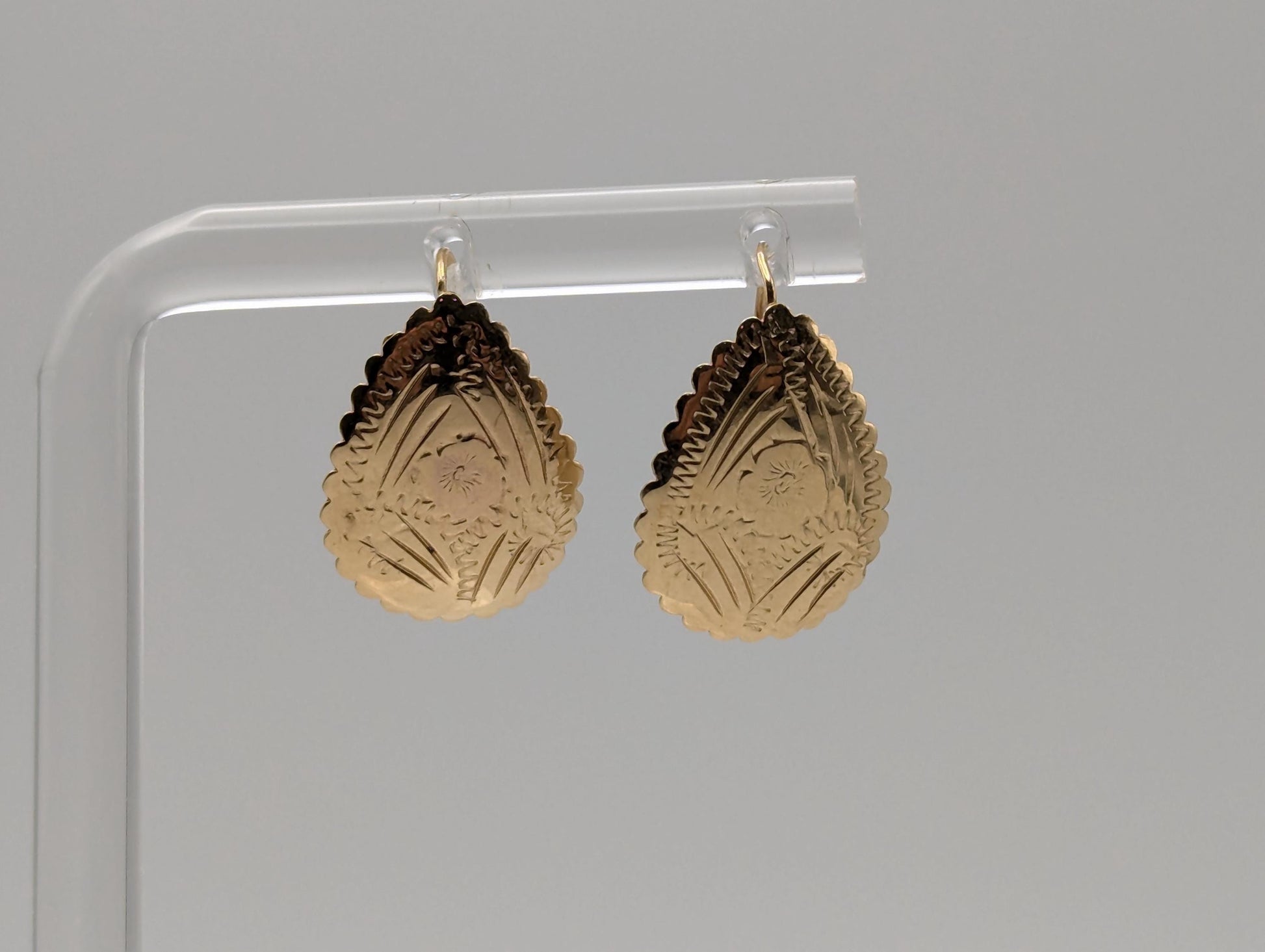 Vintage 14K Solid Yellow Gold Leaf Decorative Etched Earrings Tear Drop Earrings