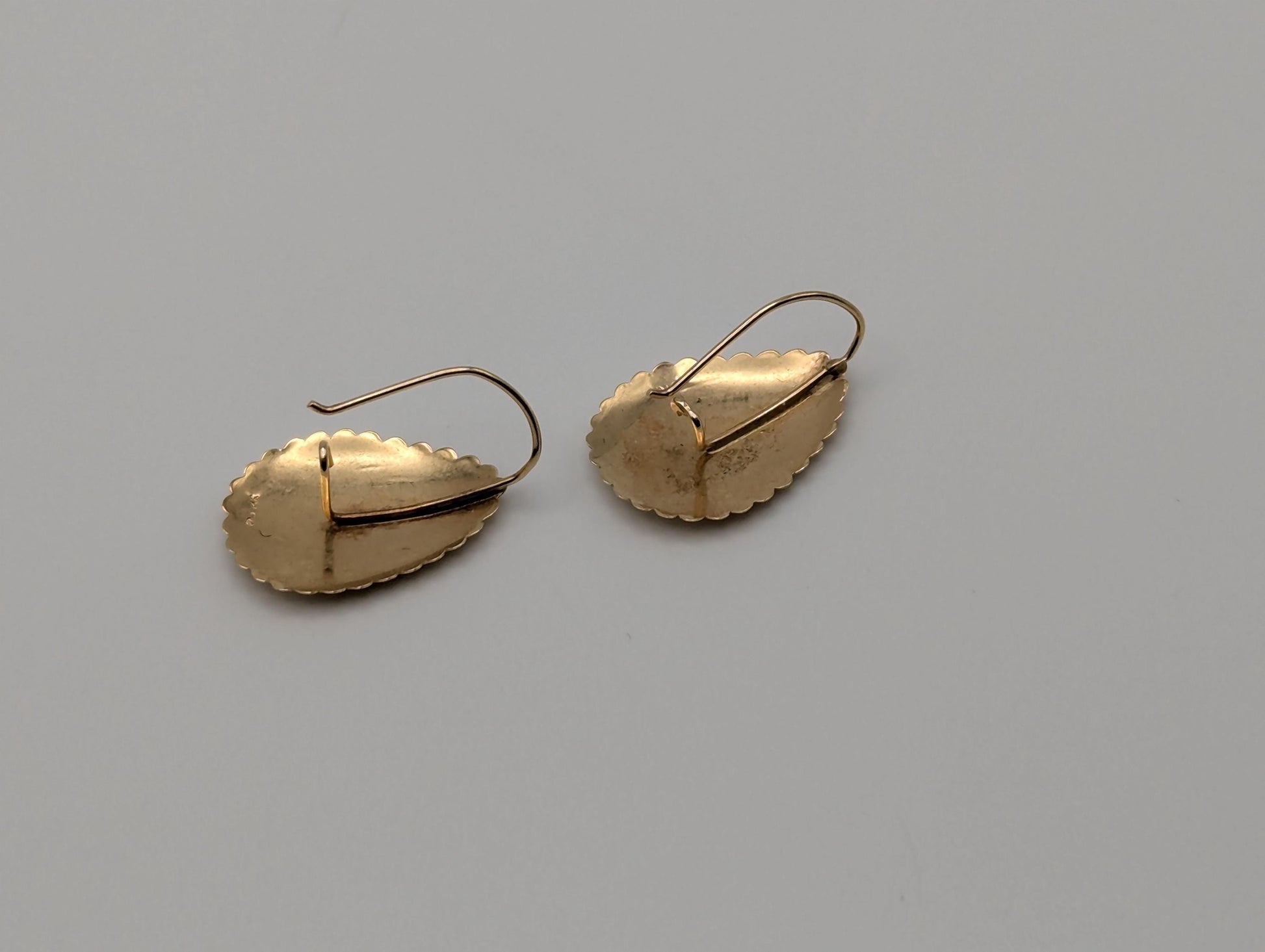 Vintage 14K Solid Yellow Gold Leaf Decorative Etched Earrings Tear Drop Earrings