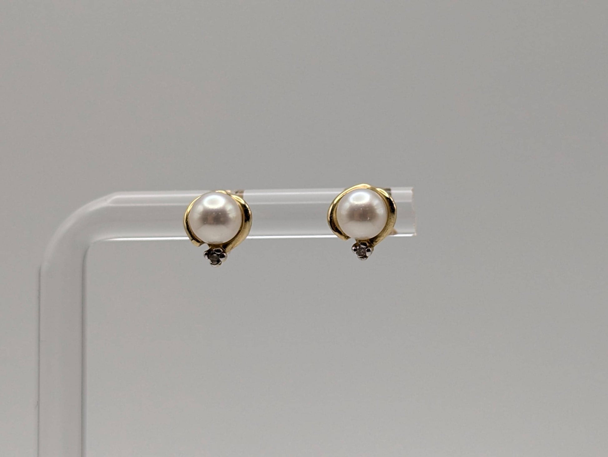 10k Yellow Gold Pearl Diamond Stud Earrings. White Pearl Diamond Studs 5.0 mm.