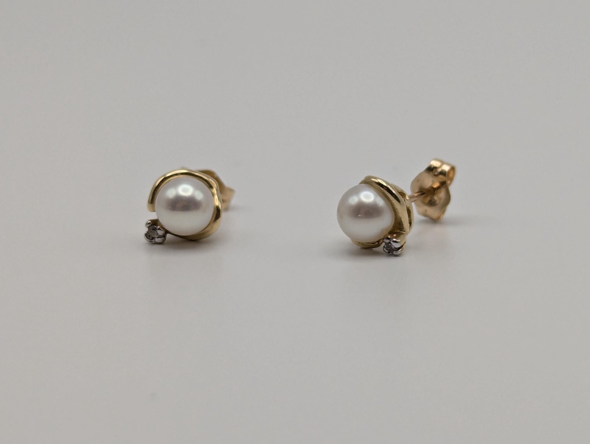 10k Yellow Gold Pearl Diamond Stud Earrings. White Pearl Diamond Studs 5.0 mm.