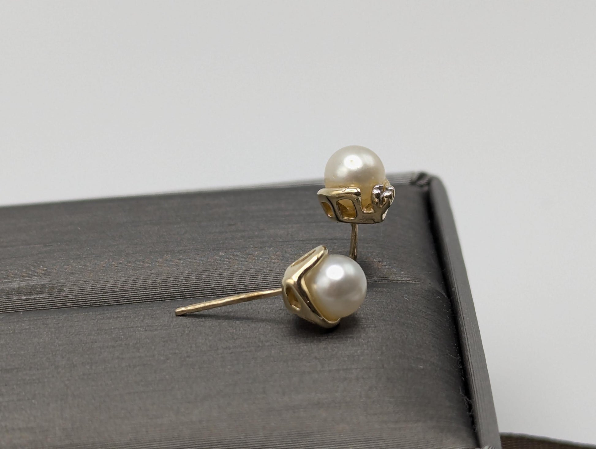 10k Yellow Gold Pearl Diamond Stud Earrings. White Pearl Diamond Studs 5.0 mm.