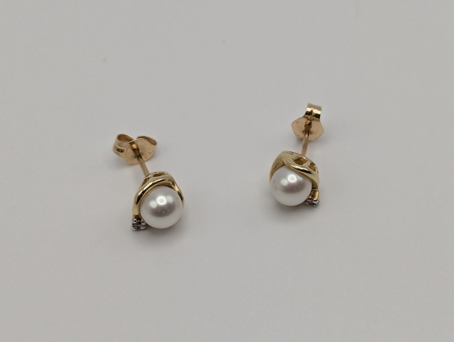 10k Yellow Gold Pearl Diamond Stud Earrings. White Pearl Diamond Studs 5.0 mm.