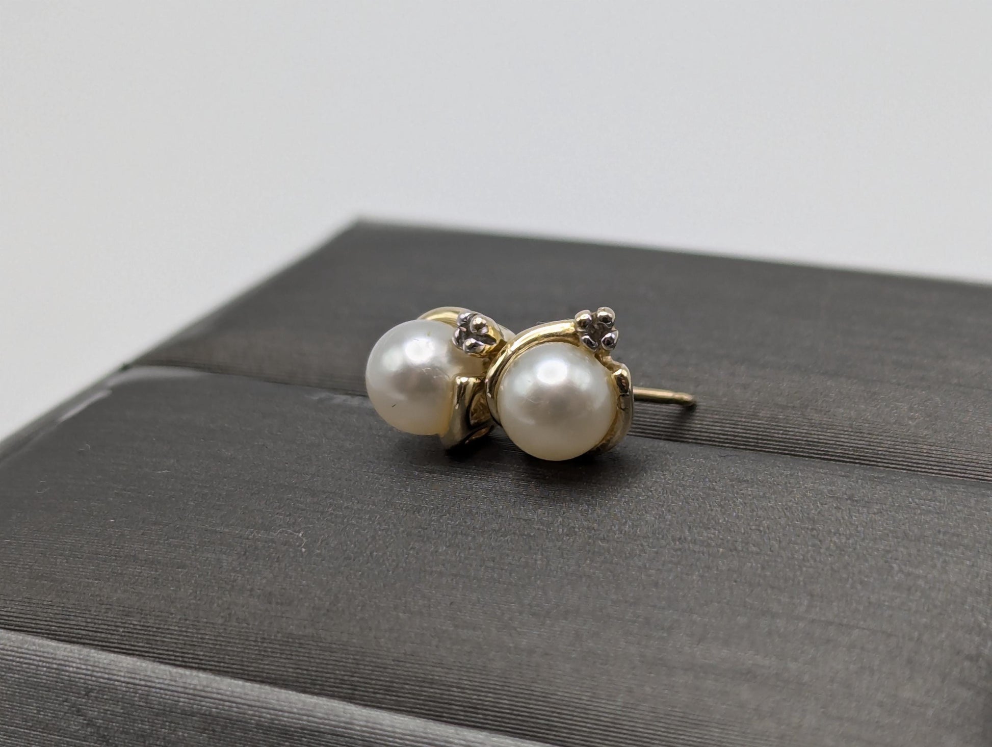 10k Yellow Gold Pearl Diamond Stud Earrings. White Pearl Diamond Studs 5.0 mm.