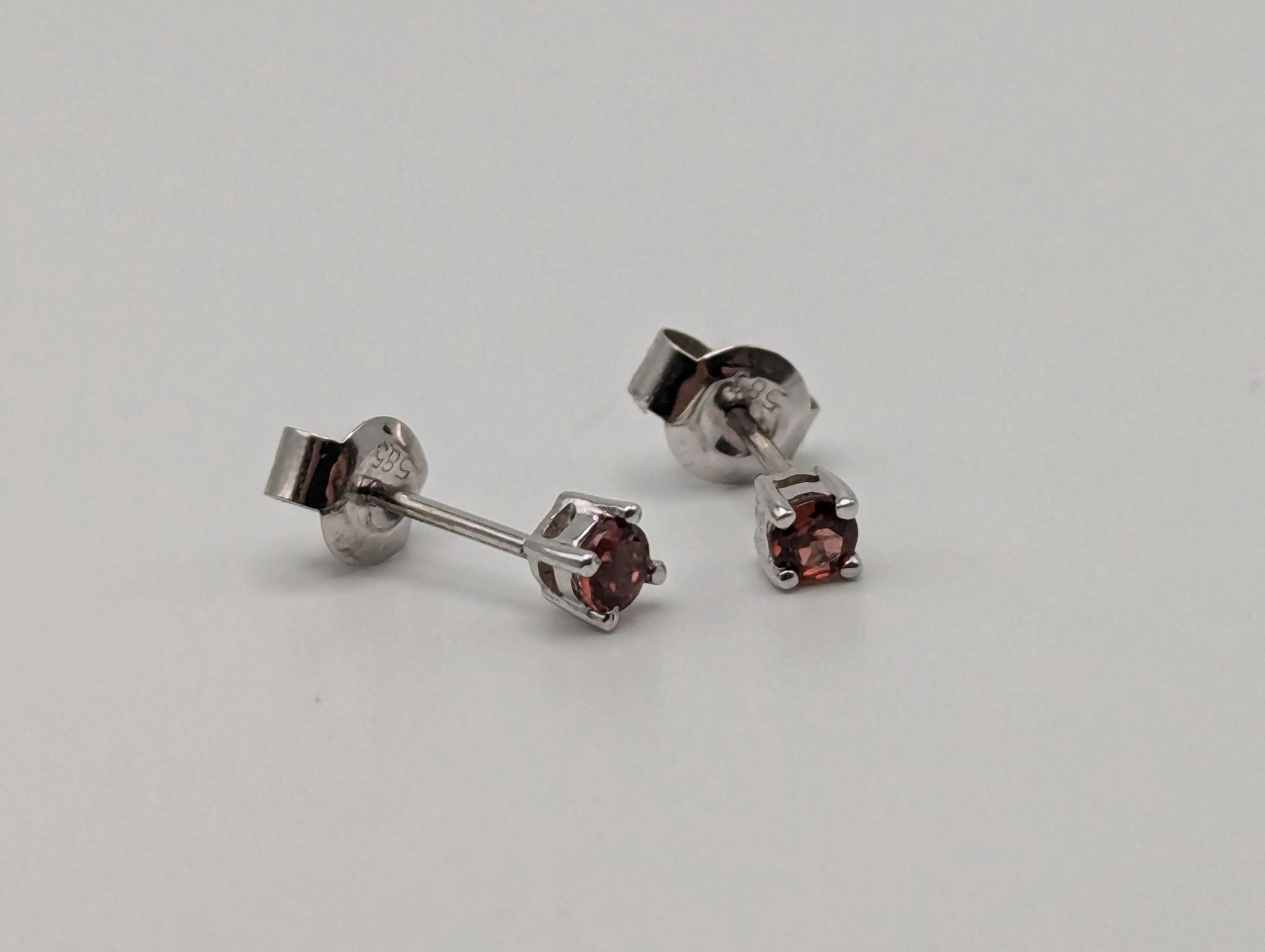 14k White Gold Garnet Stud Earrings. Garnet studs 3mm