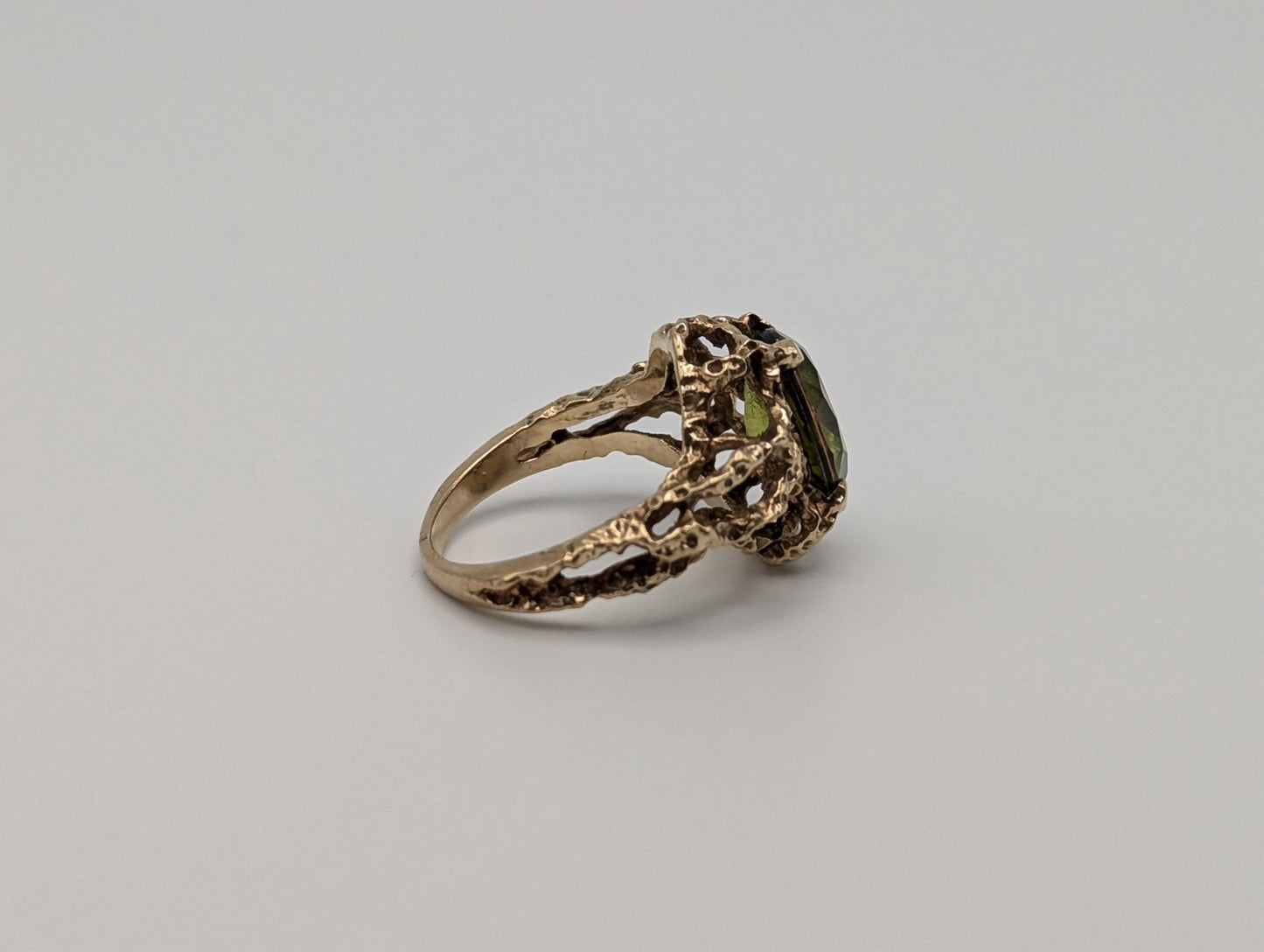 Vintage 10k Yellow Gold Green Genuine Peridot Stone Gold Cocktail Ring.