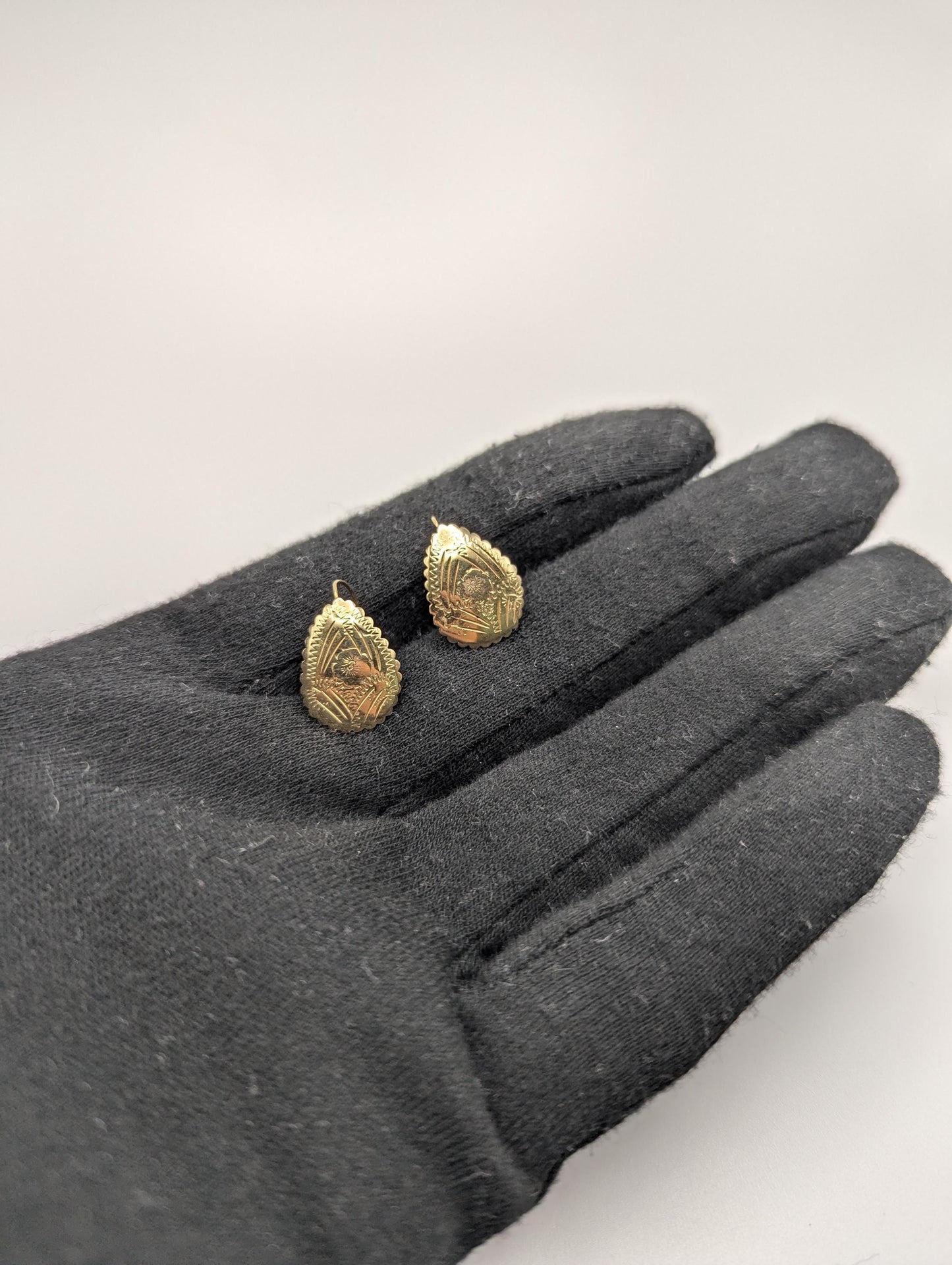 Vintage 14K Solid Yellow Gold Leaf Decorative Etched Earrings Tear Drop Earrings