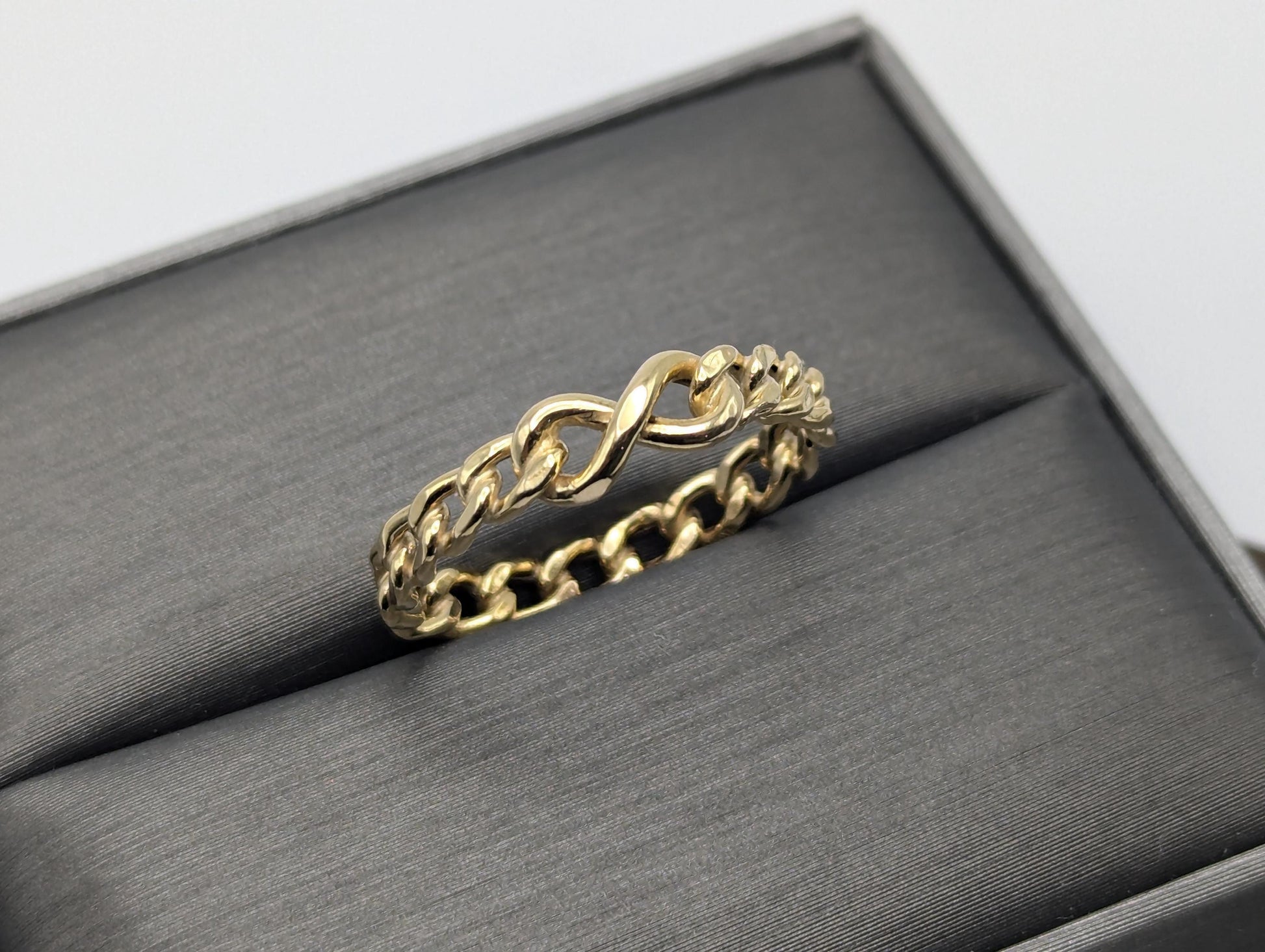 10k Yellow Gold Infinity Wedding Band. Infinity Chain Link Promise Ring.