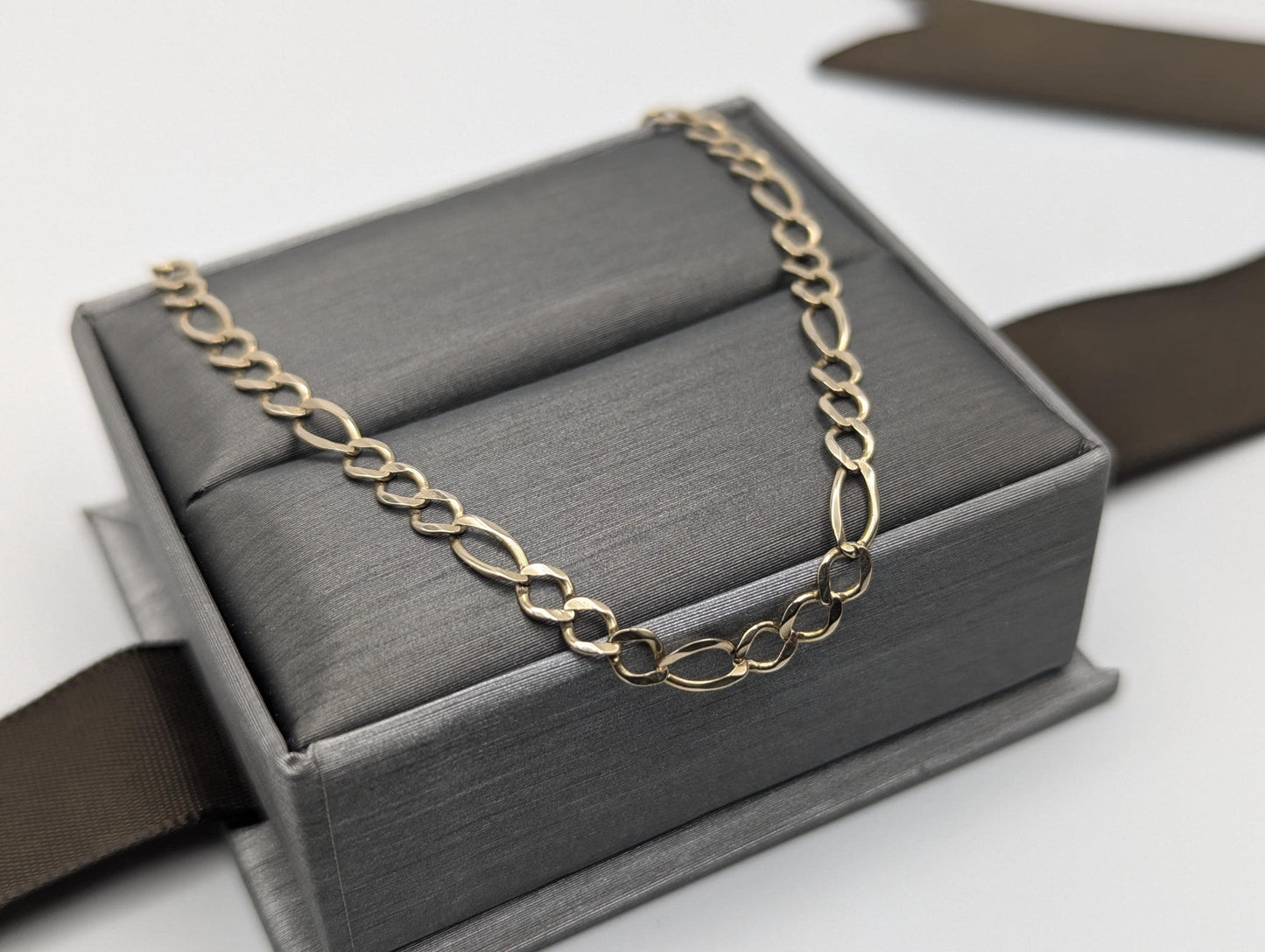 10k Yellow Gold Figaro Link Bracelet. Classic Chain Bracelet 9"