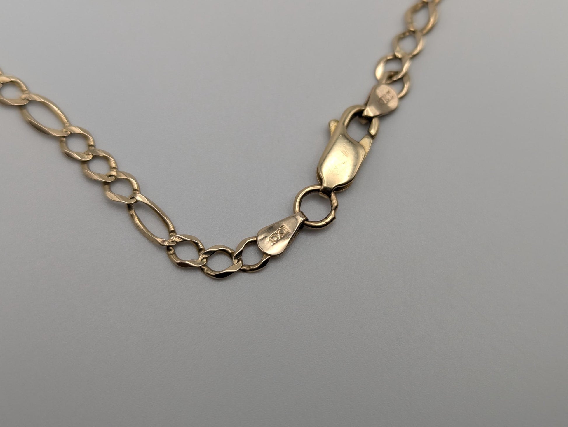 10k Yellow Gold Figaro Link Bracelet. Classic Chain Bracelet 9"