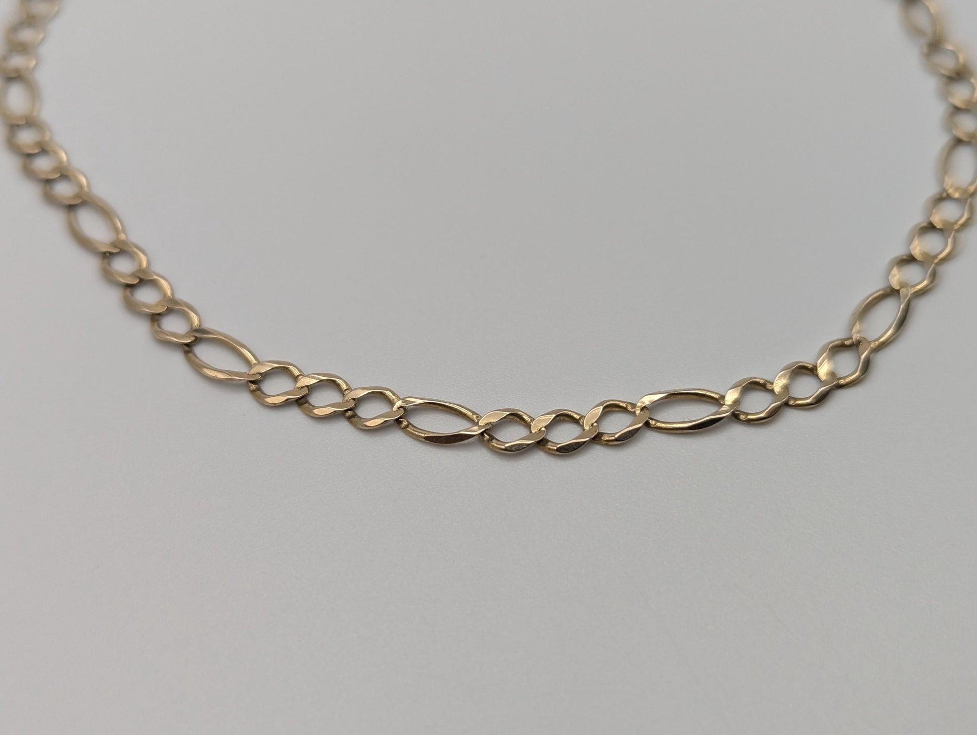 10k Yellow Gold Figaro Link Bracelet. Classic Chain Bracelet 9"