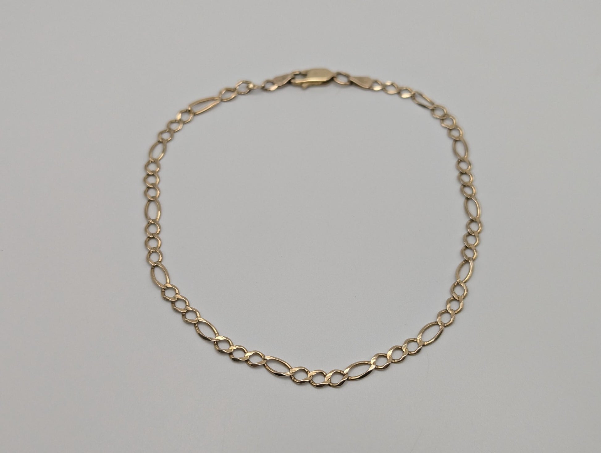 10k Yellow Gold Figaro Link Bracelet. Classic Chain Bracelet 9"