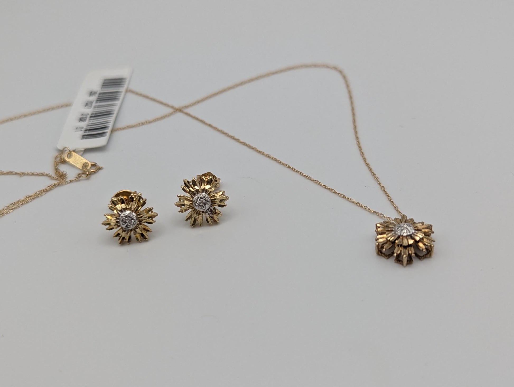 10k Yellow Gold Flower Necklace 18 " w Flower Stud Earrings Set