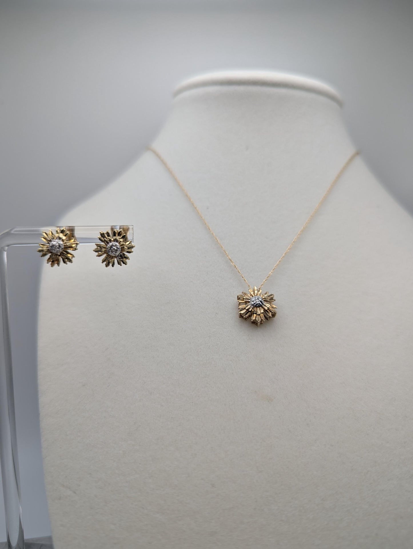 10k Yellow Gold Flower Necklace 18 " w Flower Stud Earrings Set