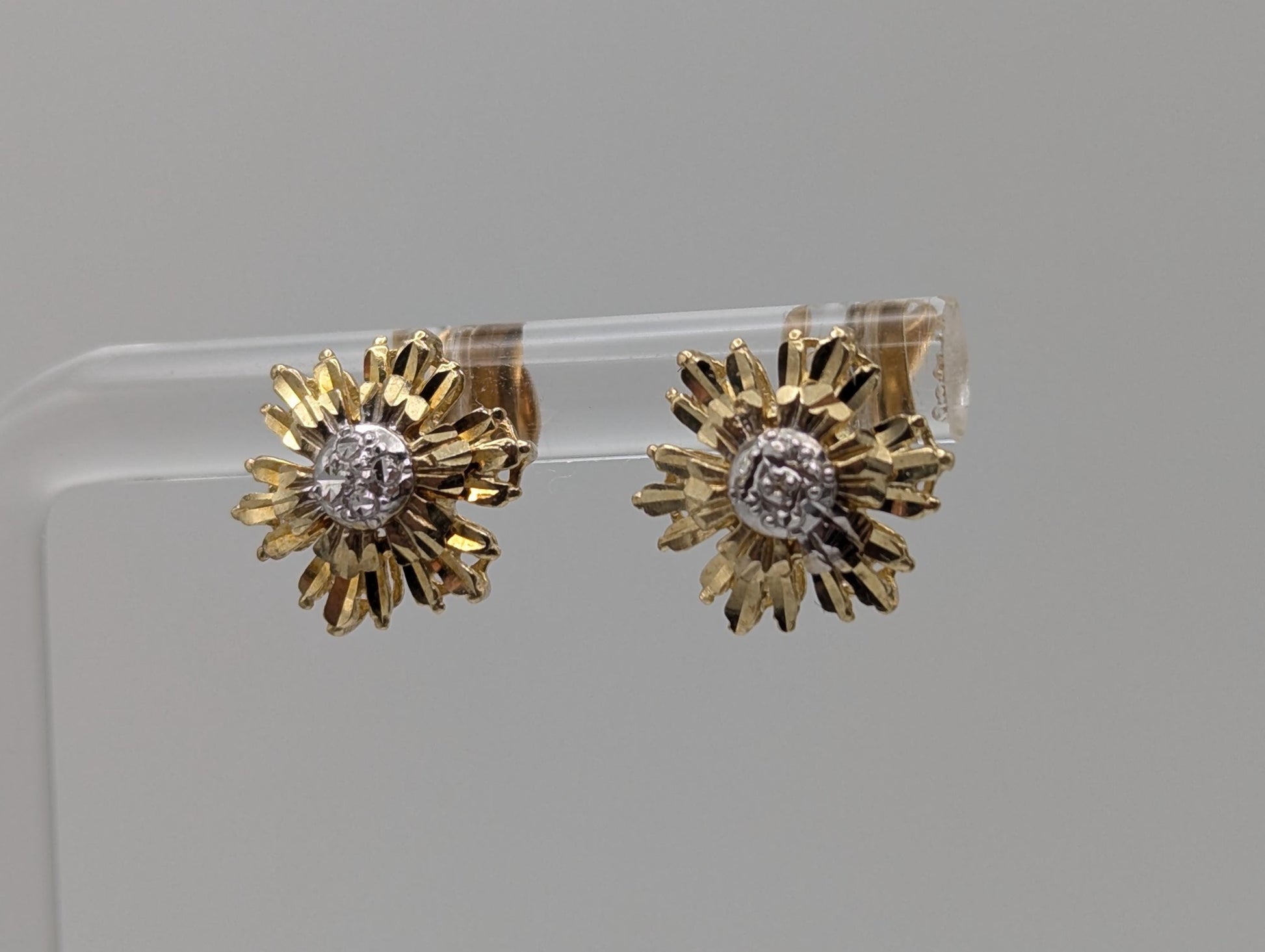 10k Yellow Gold Flower Necklace 18 " w Flower Stud Earrings Set