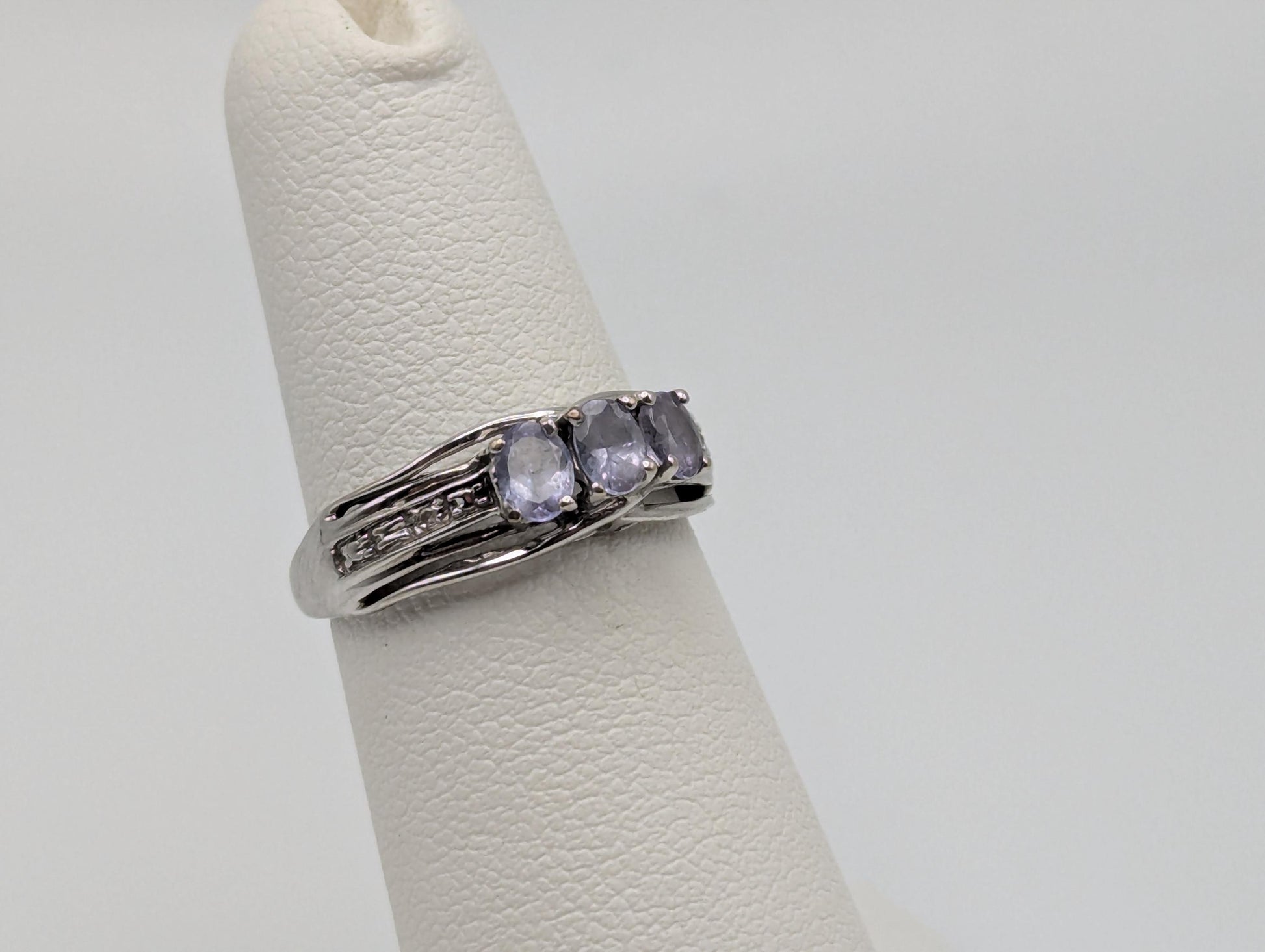 10k White Gold Tanzanite Diamond Vintage Promise Cocktail Ring.