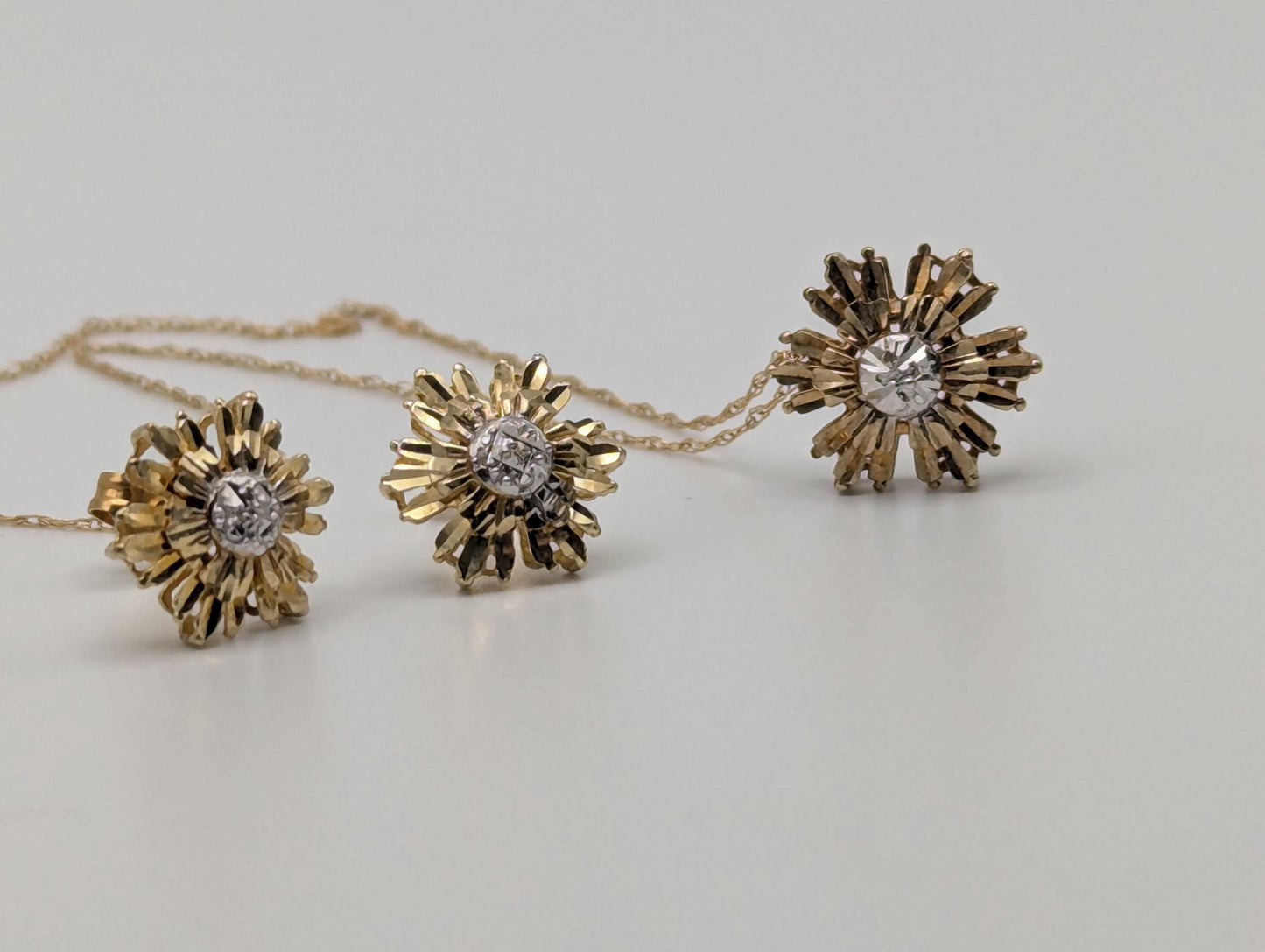 10k Yellow Gold Flower Necklace 18 " w Flower Stud Earrings Set