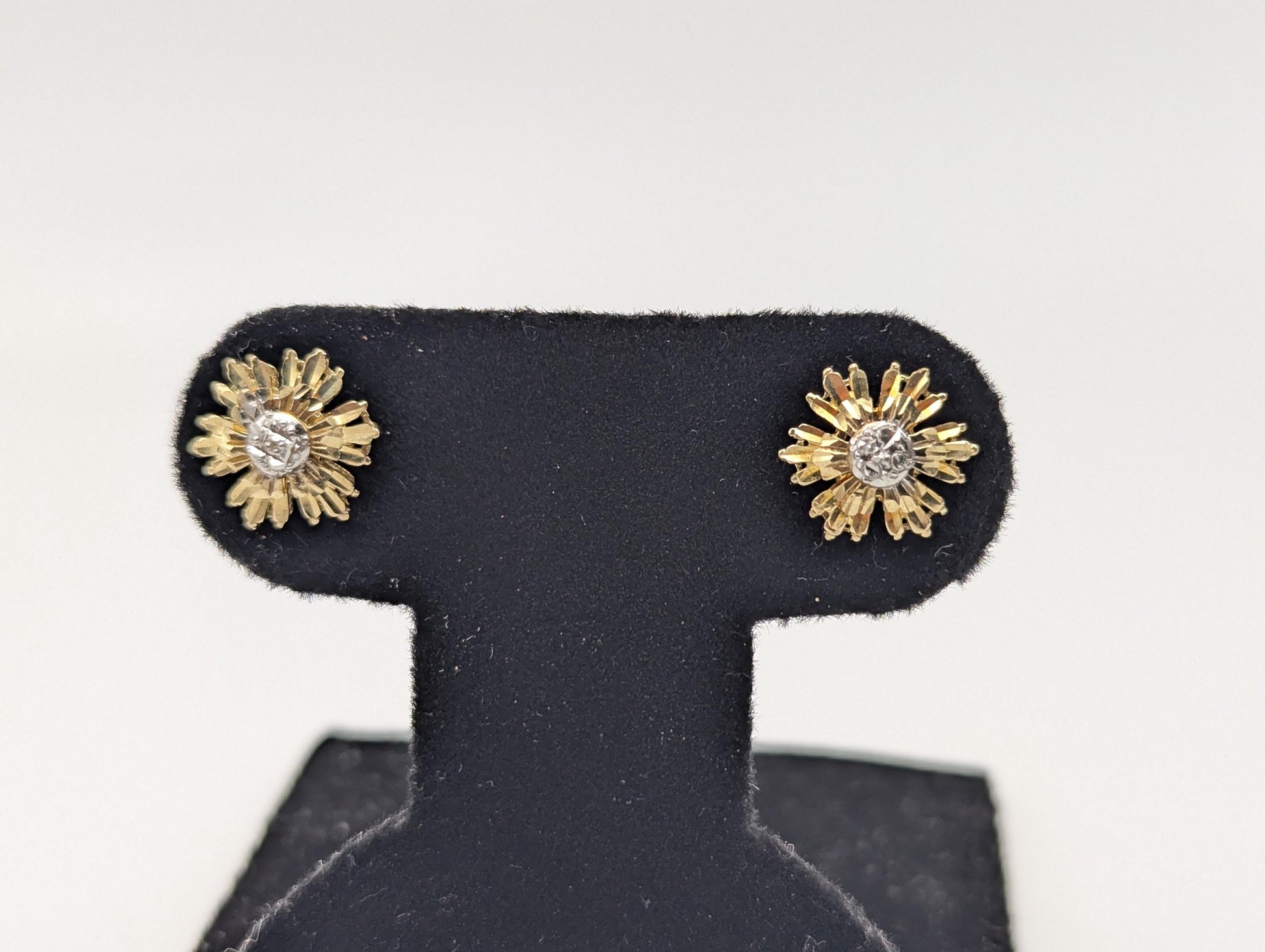 10k Yellow Gold Flower Necklace 18 " w Flower Stud Earrings Set