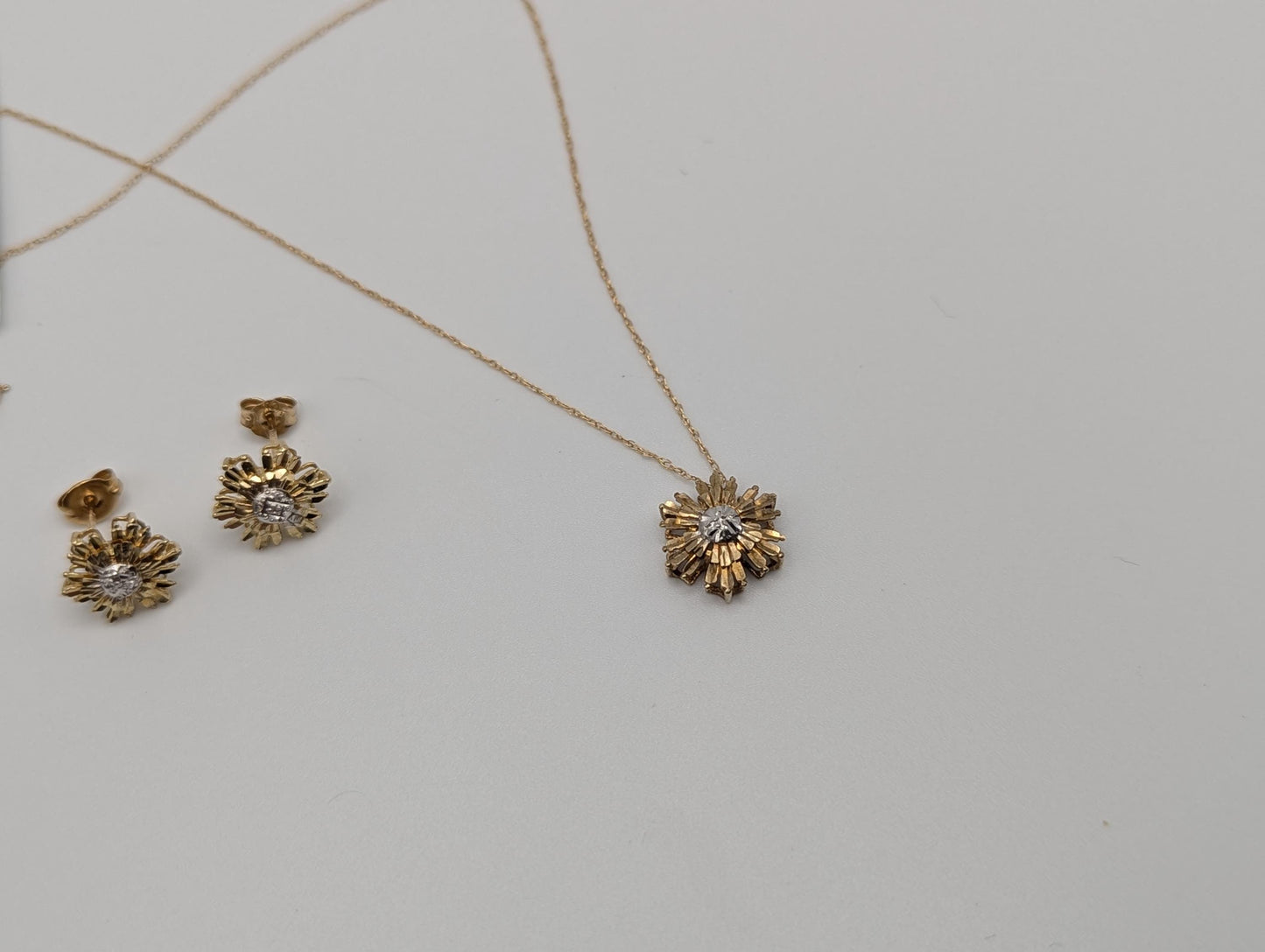 10k Yellow Gold Flower Necklace 18 " w Flower Stud Earrings Set