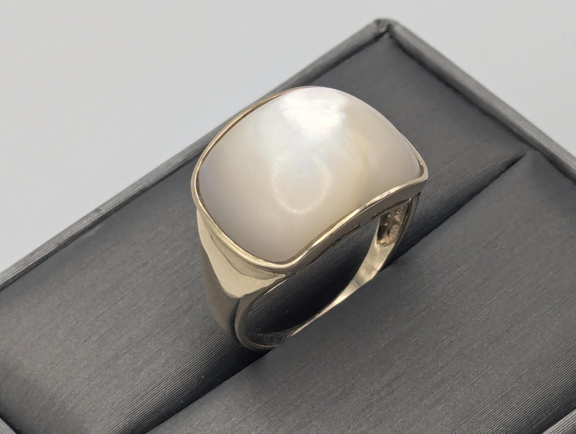 Vintage Gold 14k White Moonglow Mother of Pearl MOP Cabochon Signet Ring