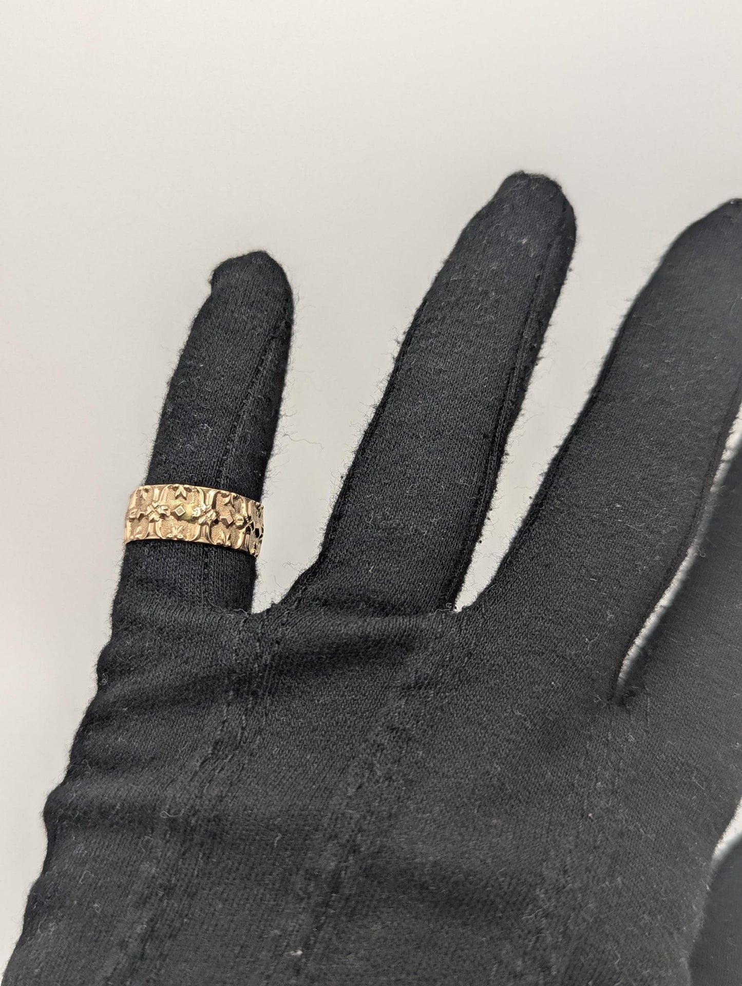 1900s JR Wood & Sons 10k Gold Etched Pattern Wedding Ring Cigar Band Antique