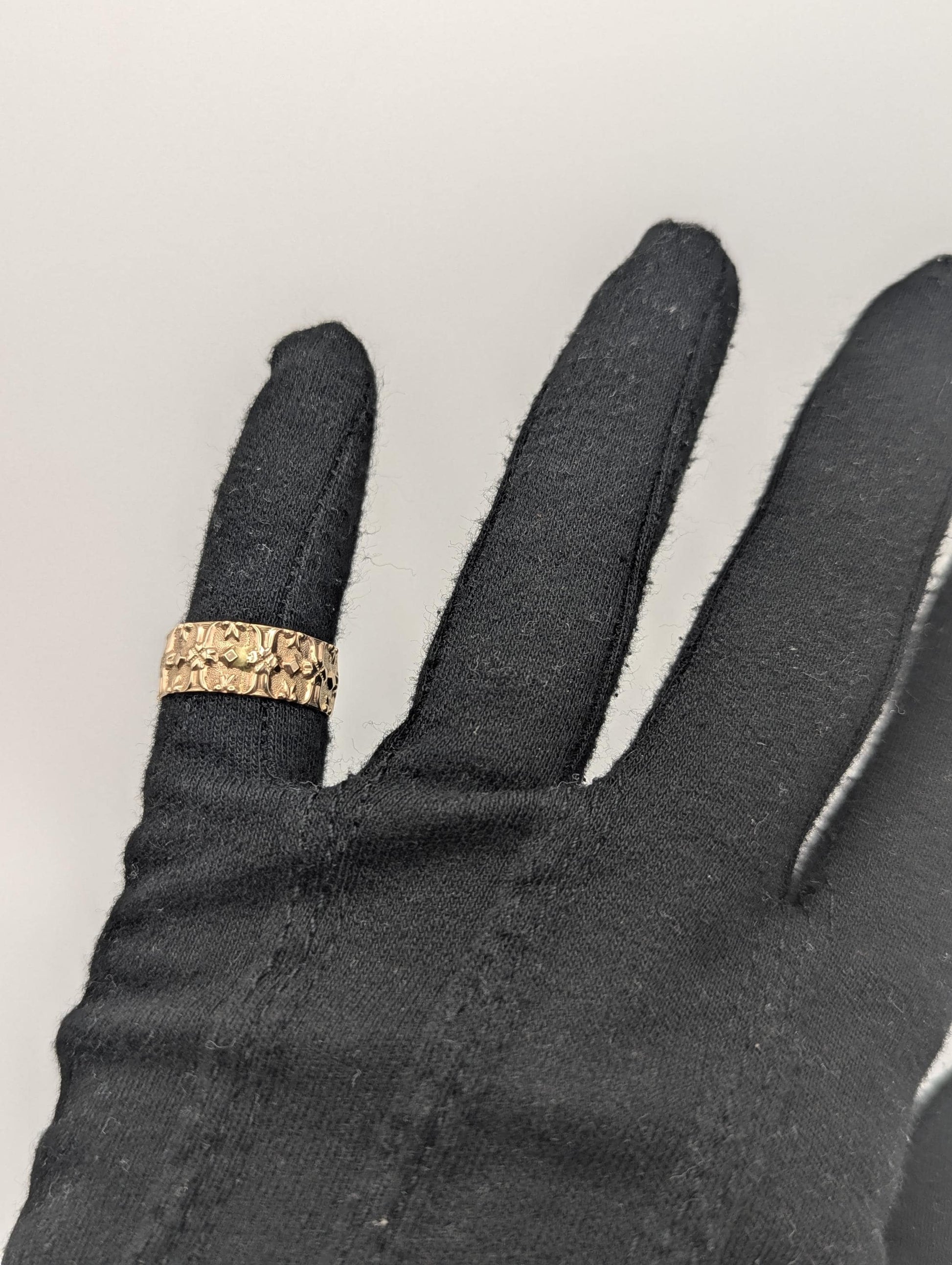 1900s JR Wood & Sons 10k Gold Etched Pattern Wedding Ring Cigar Band Antique