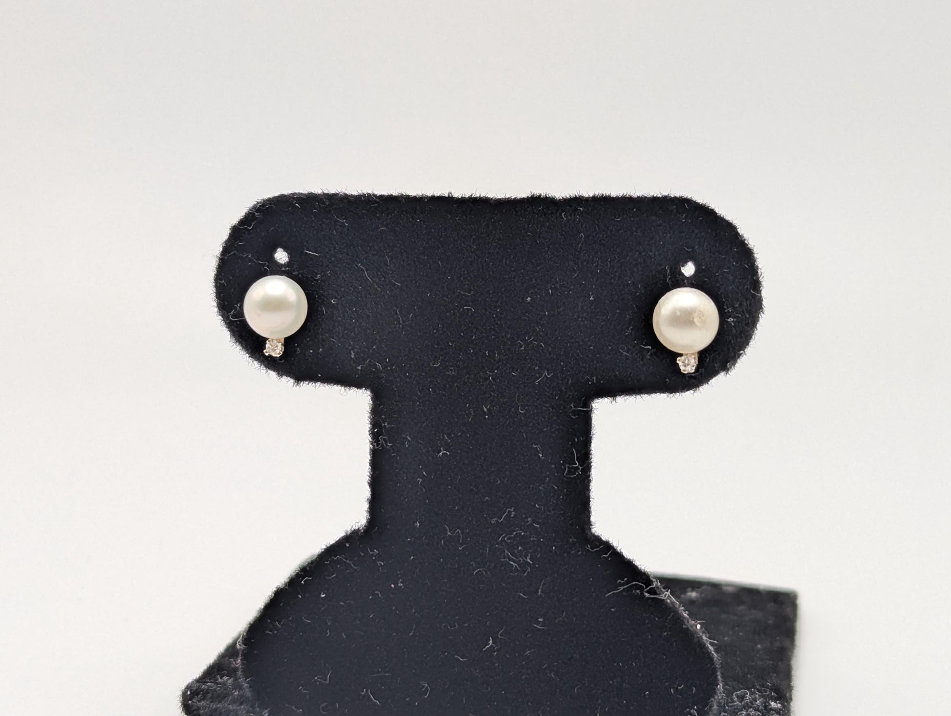 14k Yellow Gold Fresh Water Pearl Diamond Stud Earrings. White Pearl Diamond Studs 5.5 mm.