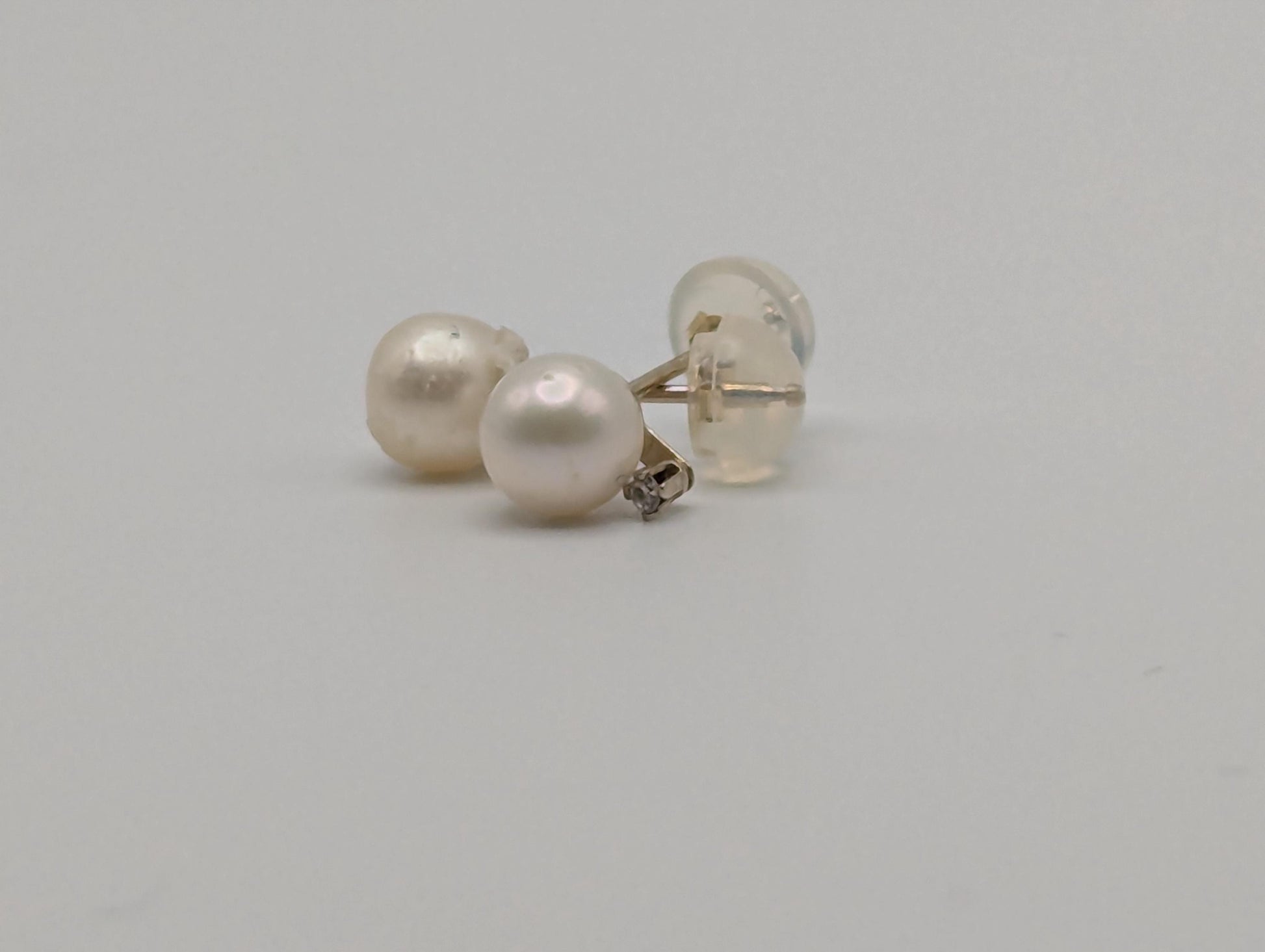 14k Yellow Gold Fresh Water Pearl Diamond Stud Earrings. White Pearl Diamond Studs 5.5 mm.