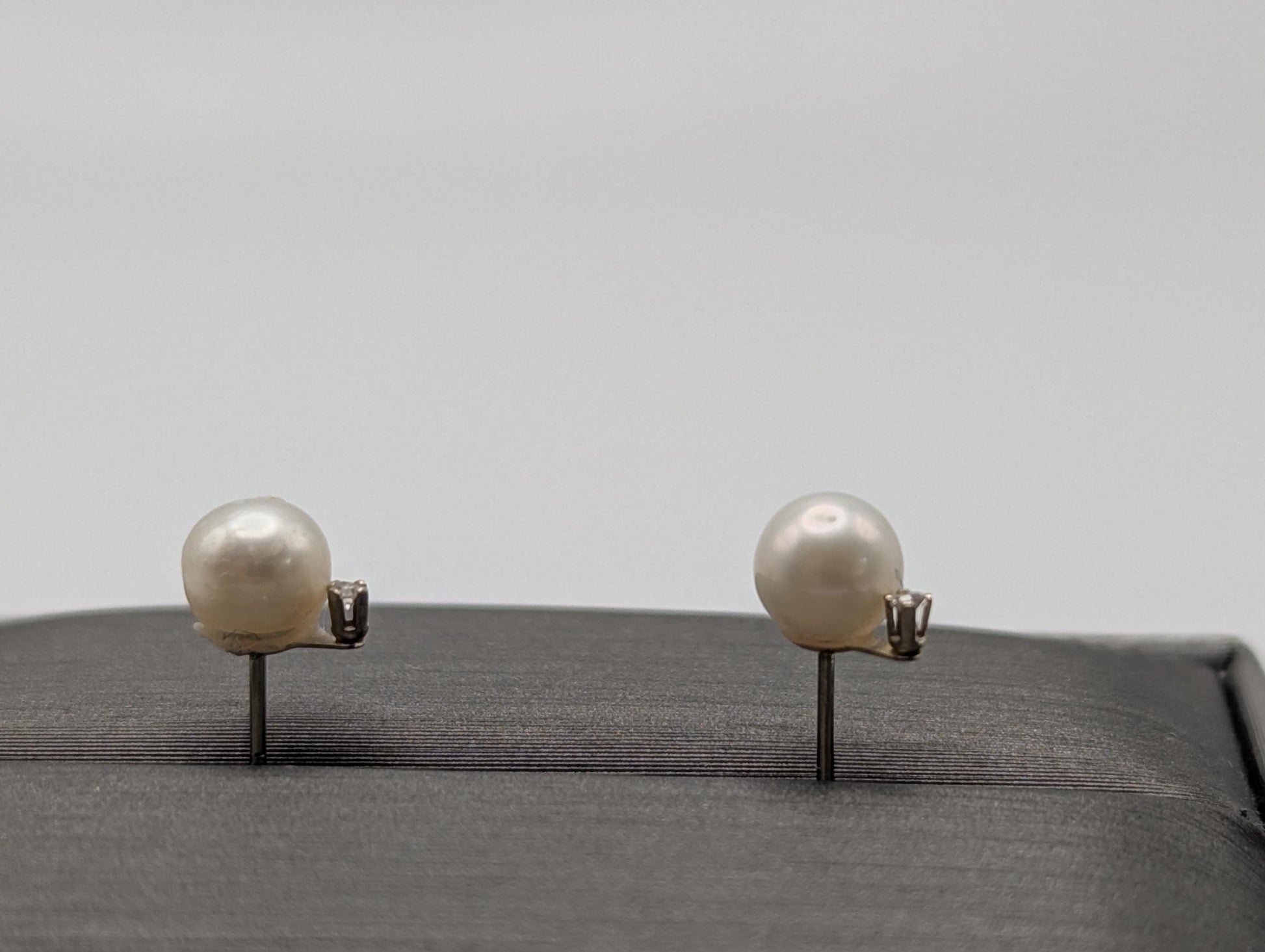 14k Yellow Gold Fresh Water Pearl Diamond Stud Earrings. White Pearl Diamond Studs 5.5 mm.