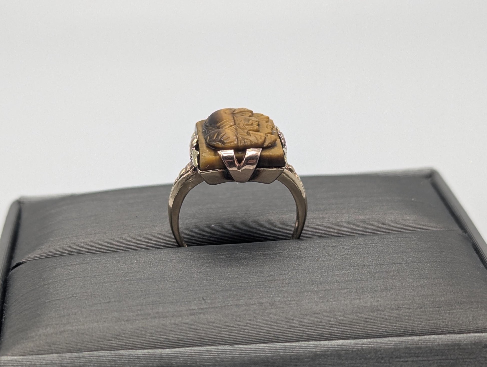 Antique 10k Gold Tiger Eye Hematite Roman Warrior Intaglio Cameo Ring Signet Soldier Carved Victorian