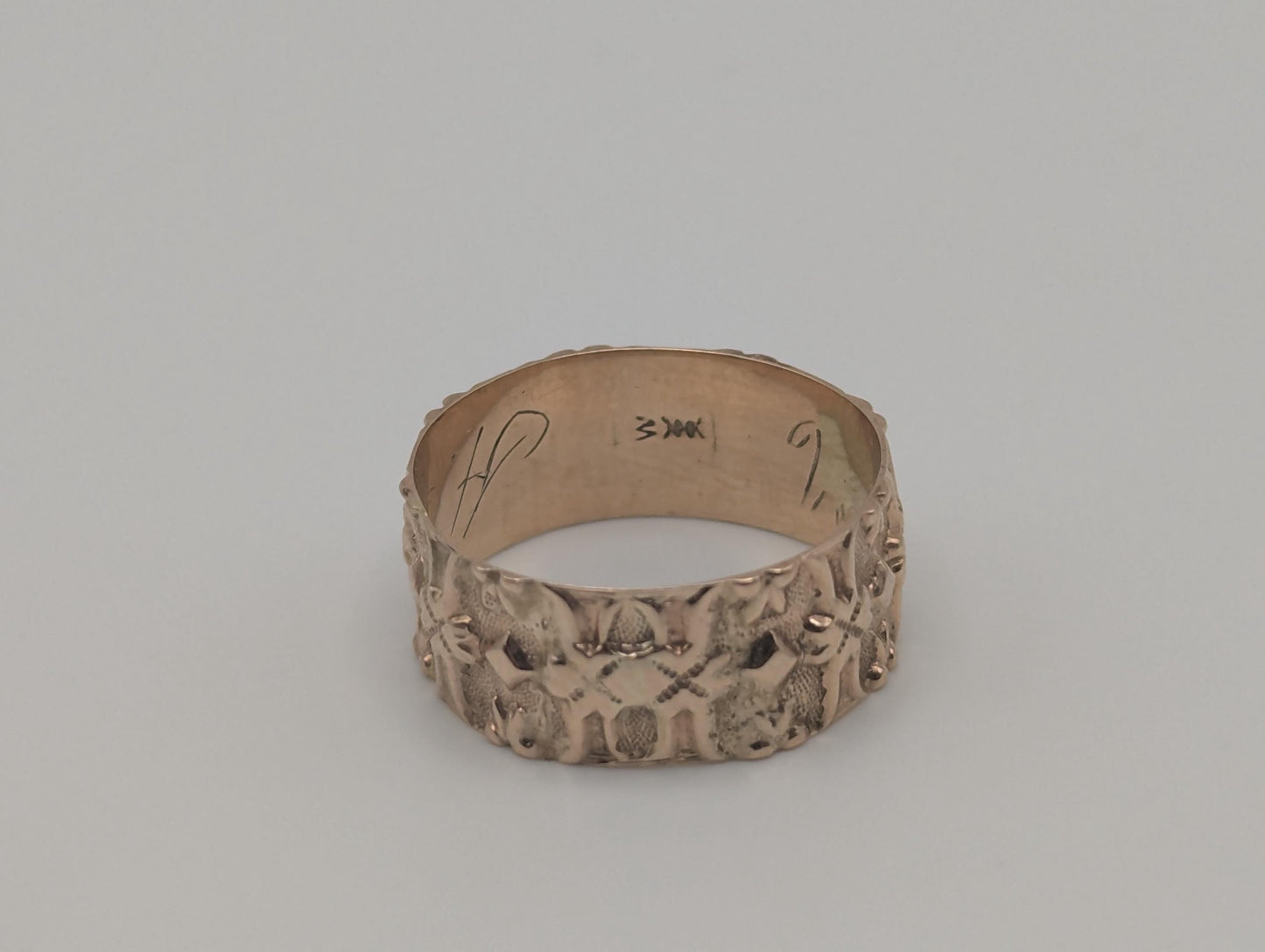 1900s JR Wood & Sons 10k Gold Etched Pattern Wedding Ring Cigar Band Antique