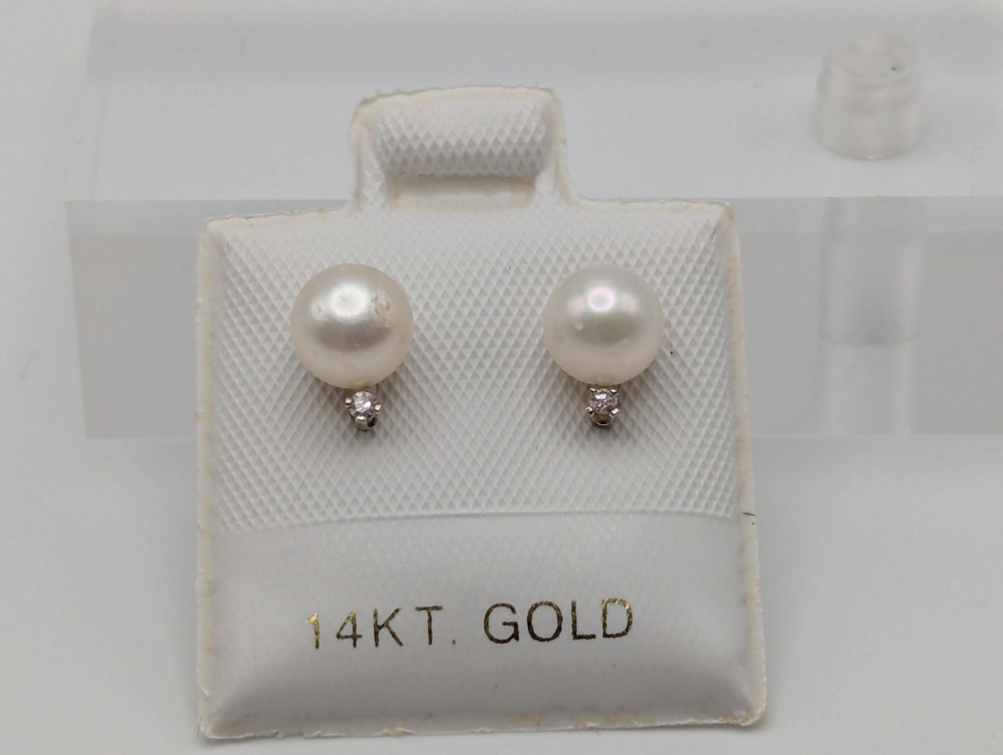 14k Yellow Gold Fresh Water Pearl Diamond Stud Earrings. White Pearl Diamond Studs 5.5 mm.