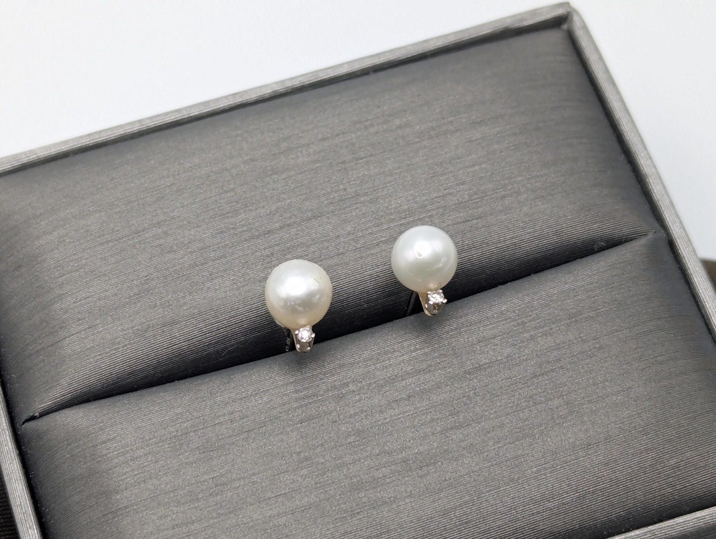 14k Yellow Gold Fresh Water Pearl Diamond Stud Earrings. White Pearl Diamond Studs 5.5 mm.