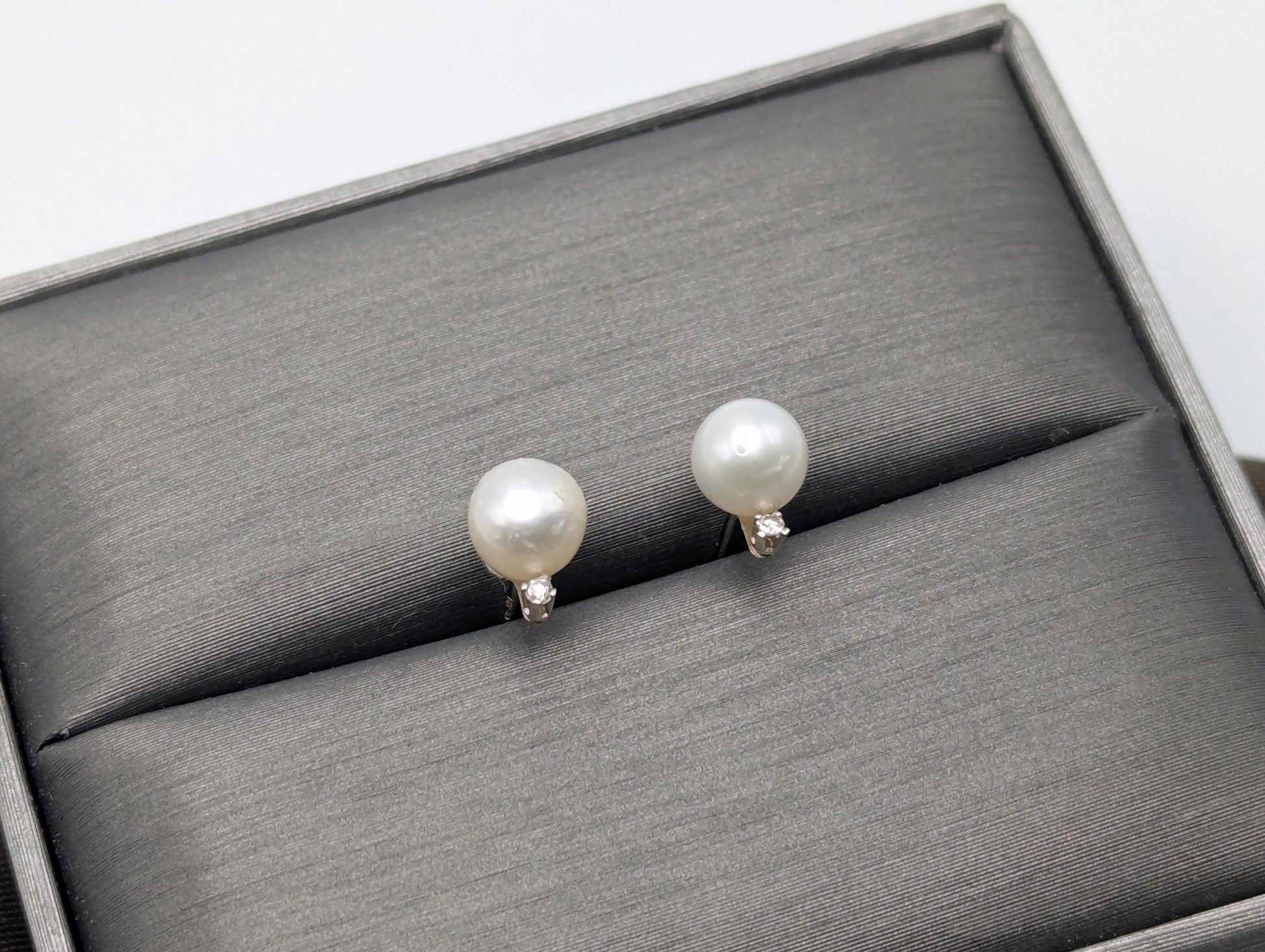 14k Yellow Gold Fresh Water Pearl Diamond Stud Earrings. White Pearl Diamond Studs 5.5 mm.