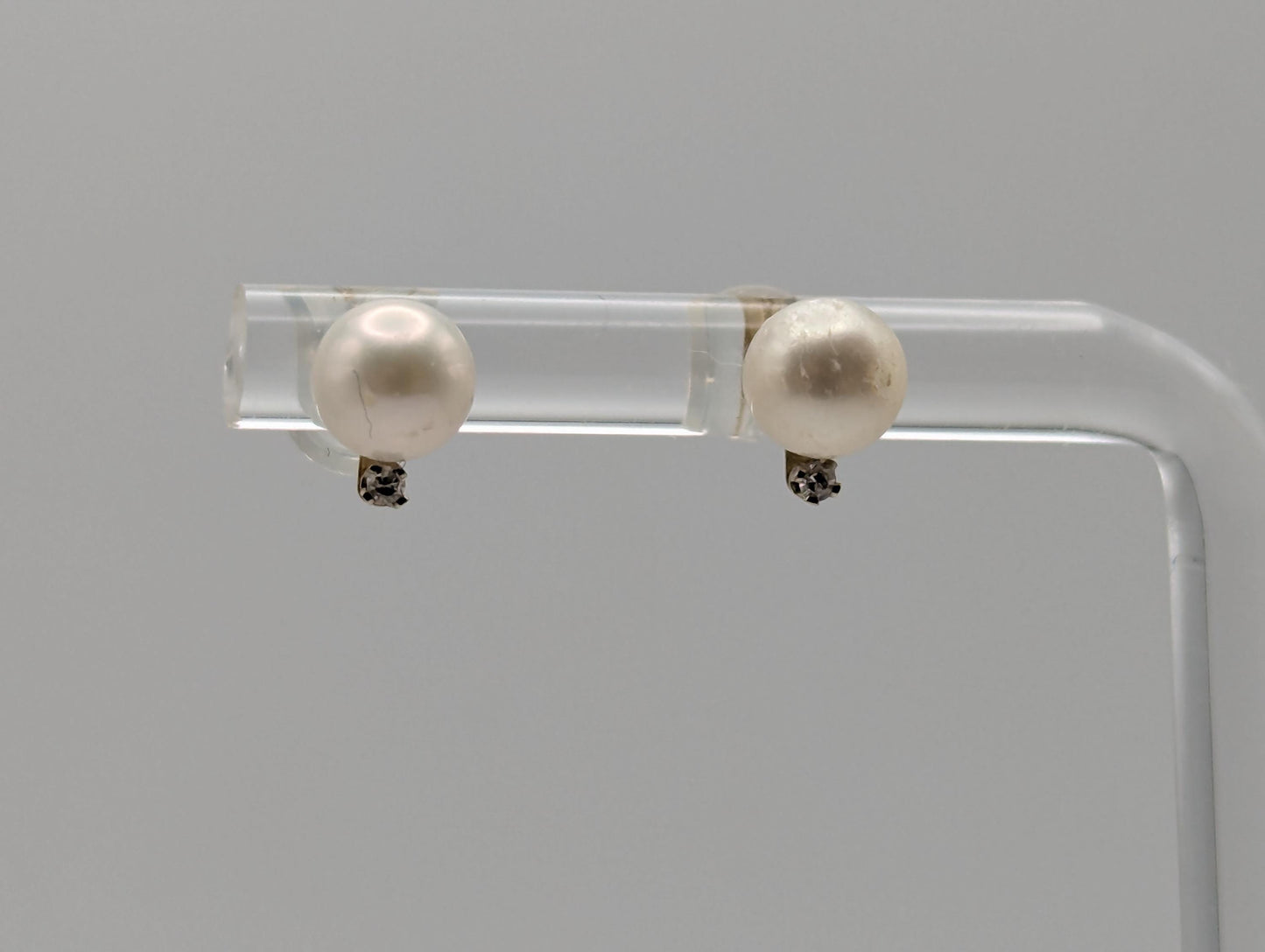 14k Yellow Gold Fresh Water Pearl Diamond Stud Earrings. White Pearl Diamond Studs 5.5 mm.