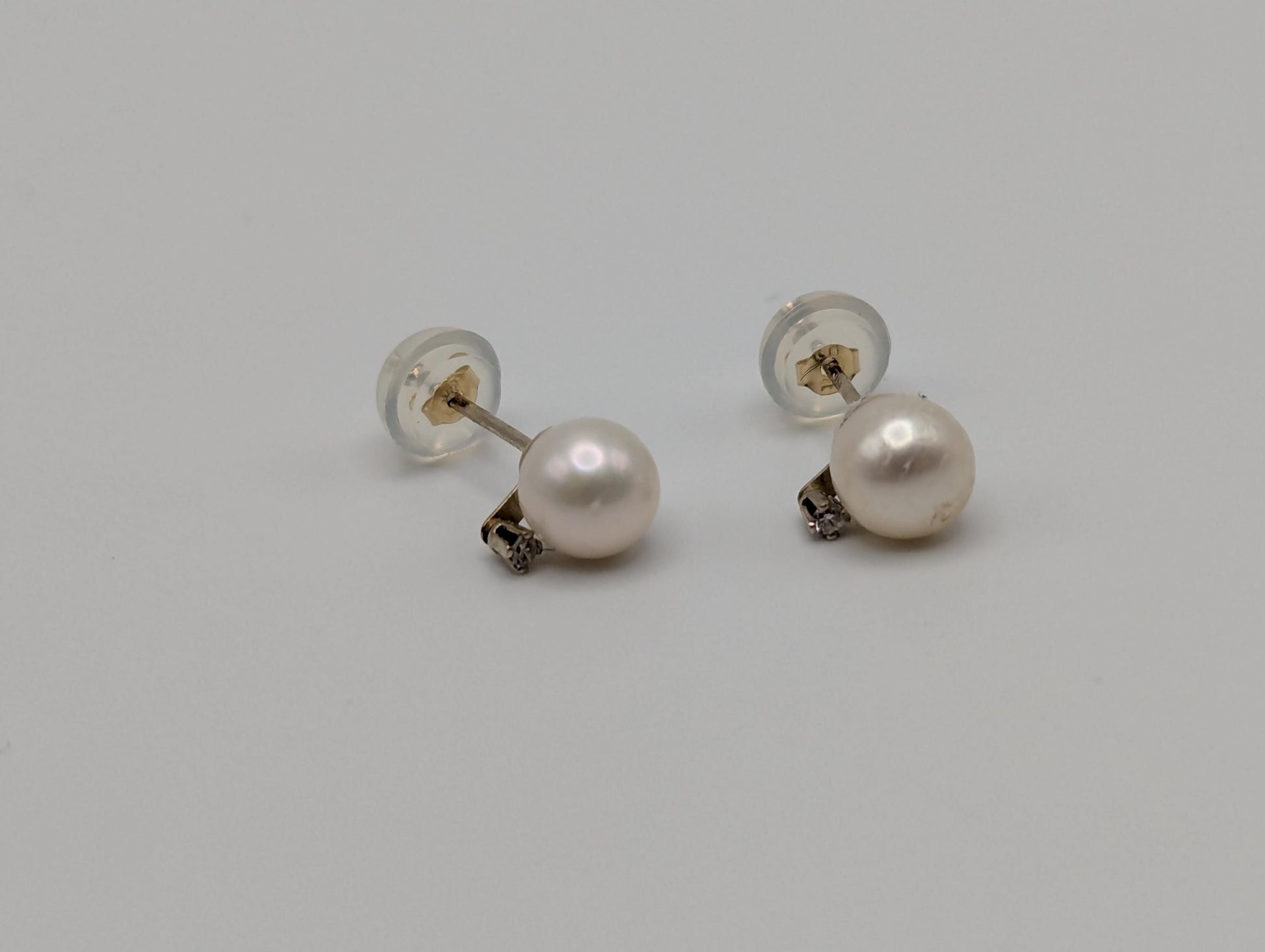 14k Yellow Gold Fresh Water Pearl Diamond Stud Earrings. White Pearl Diamond Studs 5.5 mm.